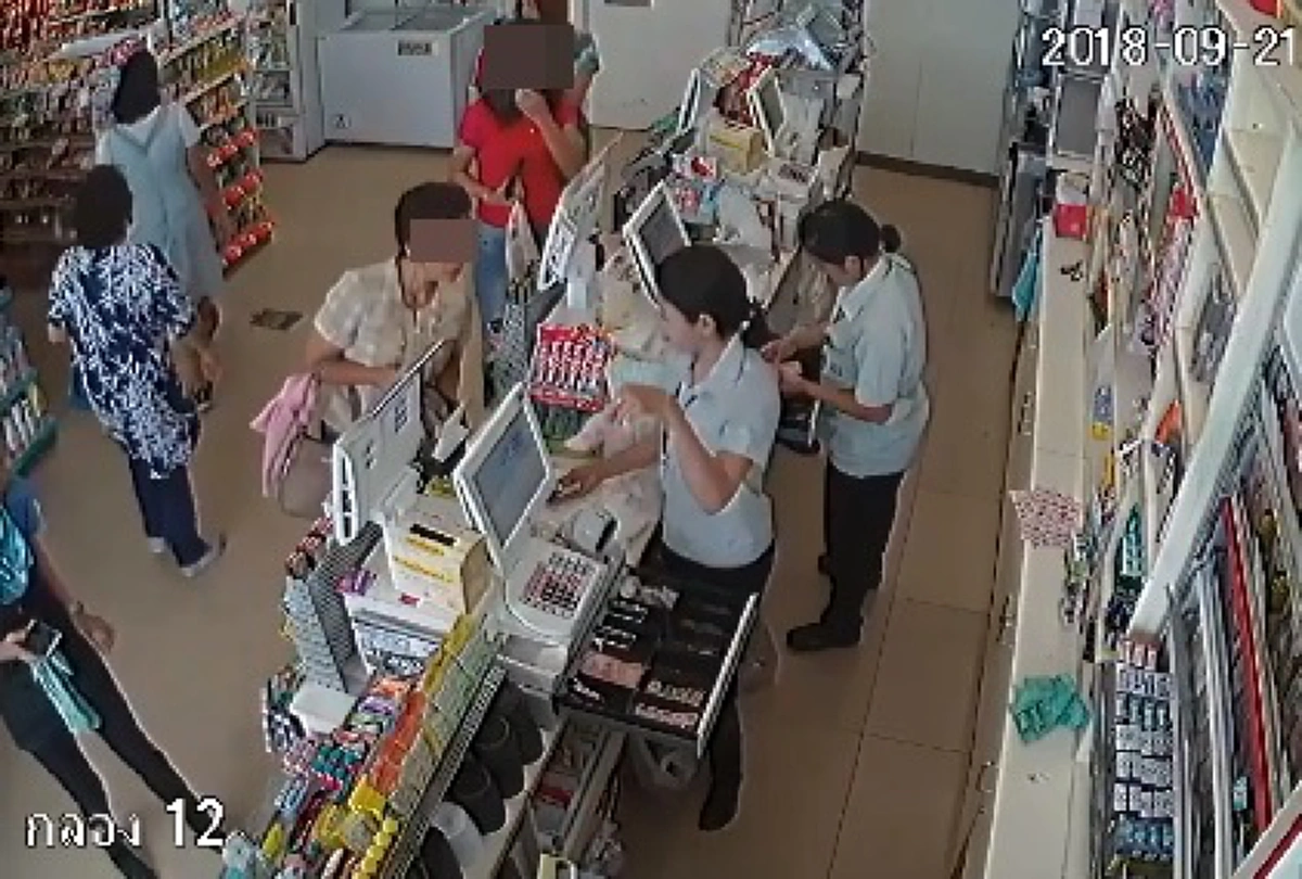 โกงเห็นๆ ป้าซื้อของร้านสะดวกซื้อจ่ายเเบงค์พัน แต่พนักงานทำยึกยักบอกว่าให้แบงค์100 (คลิป)