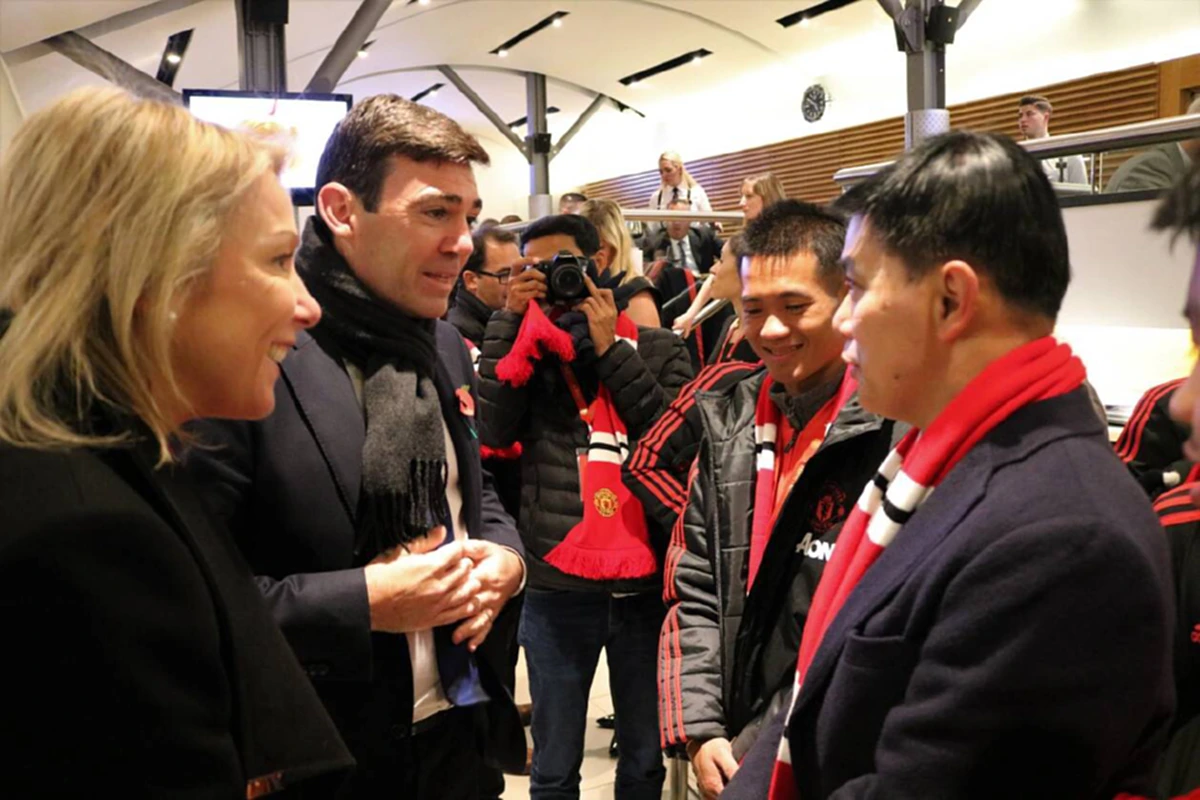 ร่วมอาลัย!!! ทีมหมูป่าร่วมยืนไว้อาลัยเหตุเฮลิคอปเตอร์เจ้าสัววิชัย ตกเสียชีวิต กลางสนามโอลด์แทรฟฟอร์ด