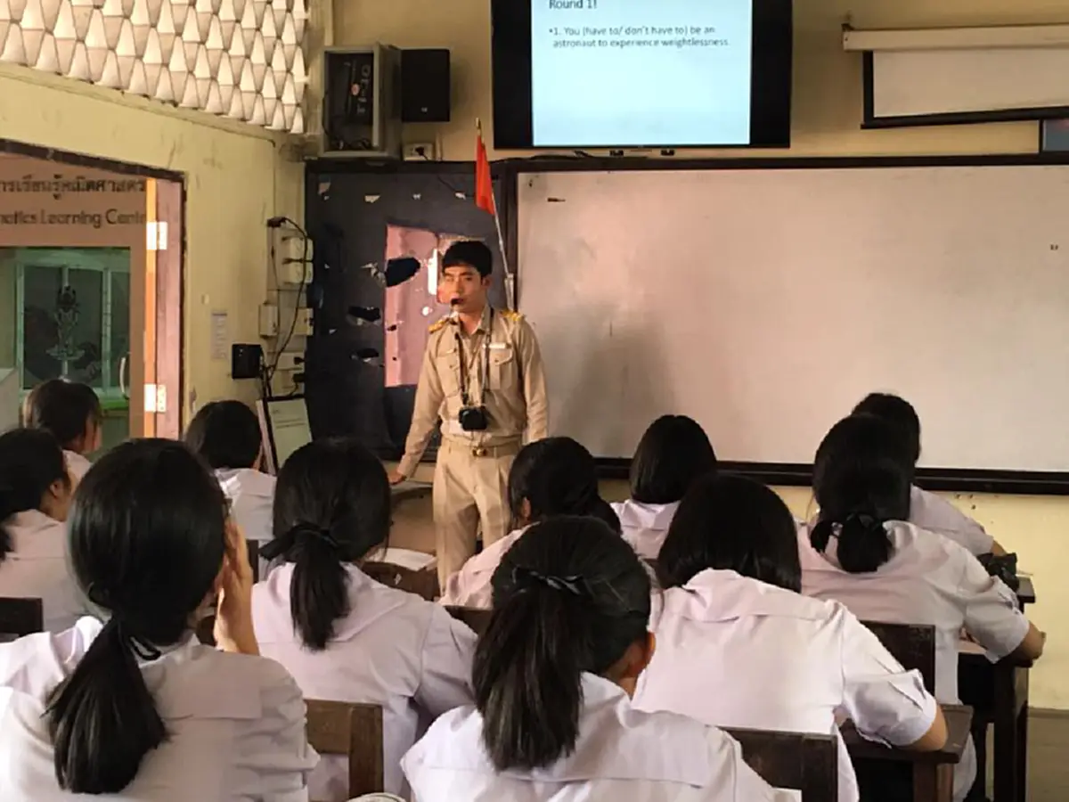 น่ายกย่อง ครูหนุ่มพิการทางสายตาทั้งสองข้าง สอนนักเรียนปกติทั่วไป พร้อมวิธีการสอนแบบฉบับ "ครูไอซ์"