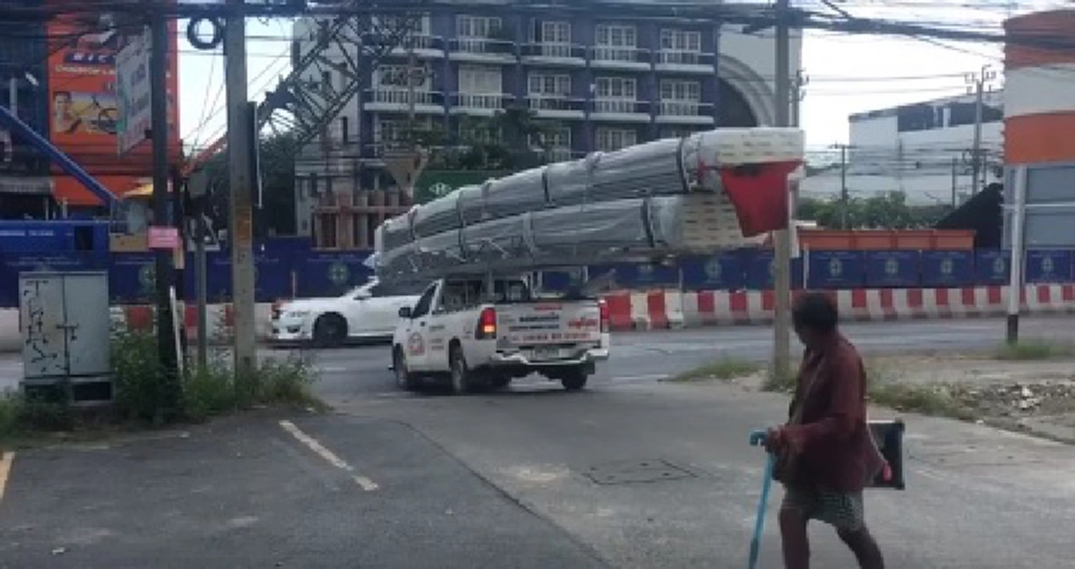 กระบะมักง่าย ขนวัสดุยื่นจากตัวรถ ไม่สนอันตรายต่อเพื่อนร่วมทาง (คลิป)