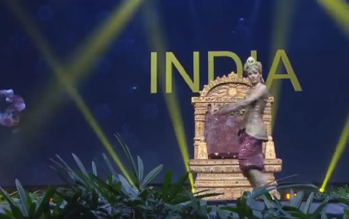 "มิสยูนิเวิร์สอินเดีย" แบกชุดประจำชาตินักรบ จัดเต็มพร็อบหนักกว่า 50 โลขึ้นเวทีประกวด