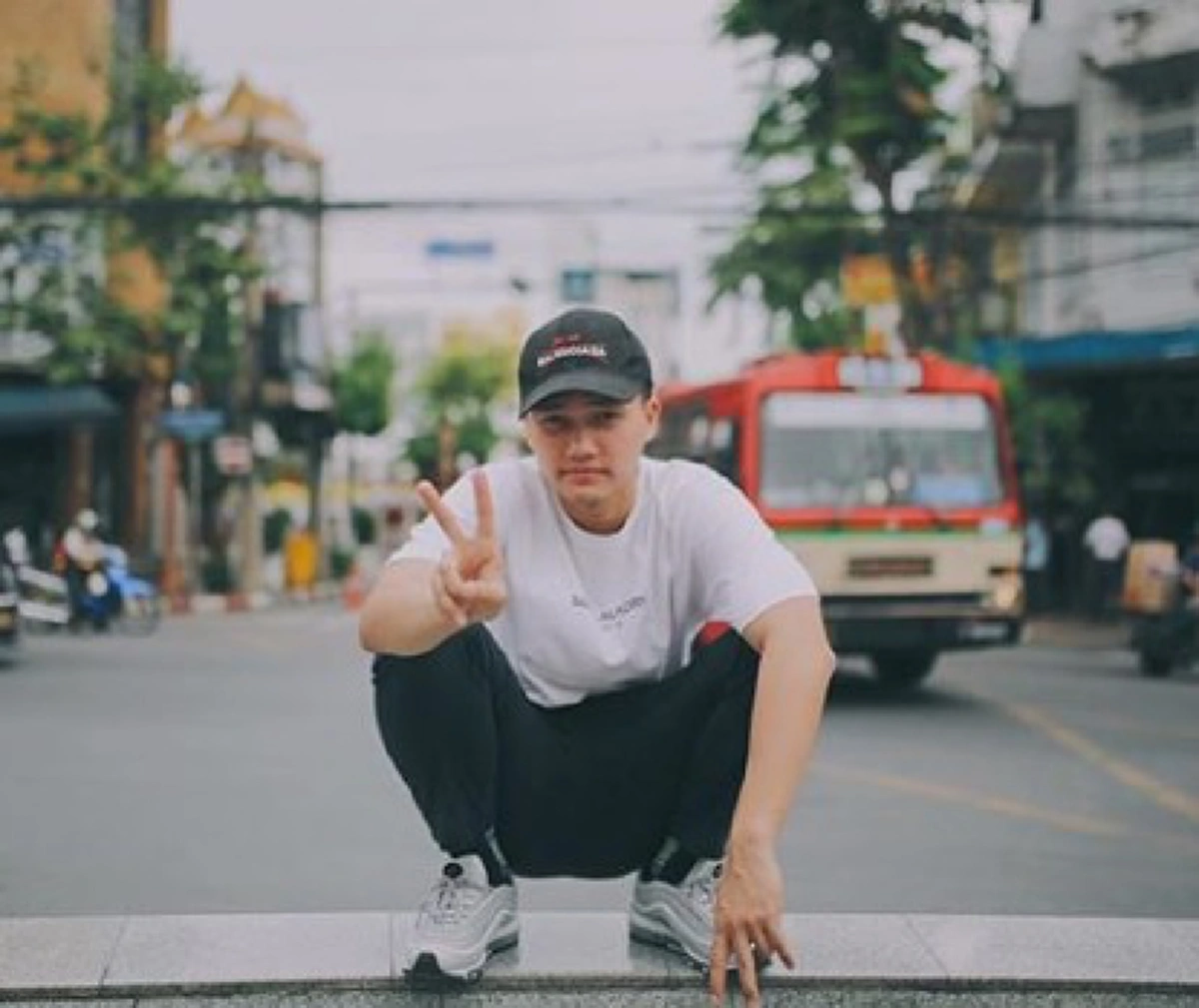 ลูกชายสุนารี น้องฮีโร่-อาเธอร์ หอบใบปริญญามาให้เเม่ พร้อมหอมเเก้มฟอดใหญ่