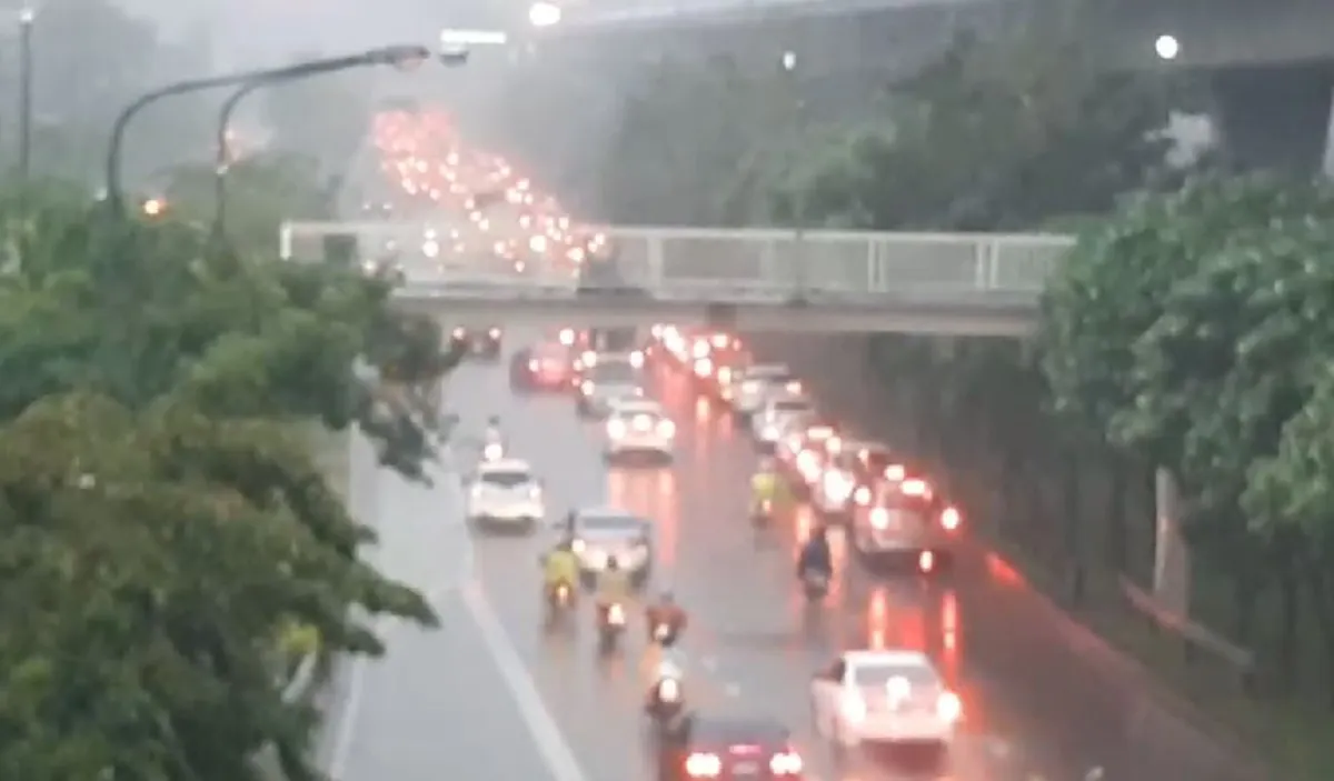 เช็คด่วน !! ฟ้ารั่ว ฝนกระหน่ำ การจราจรวิกฤติ อ่วมหนักหลายพื้นที่ ! (มีคลิป)