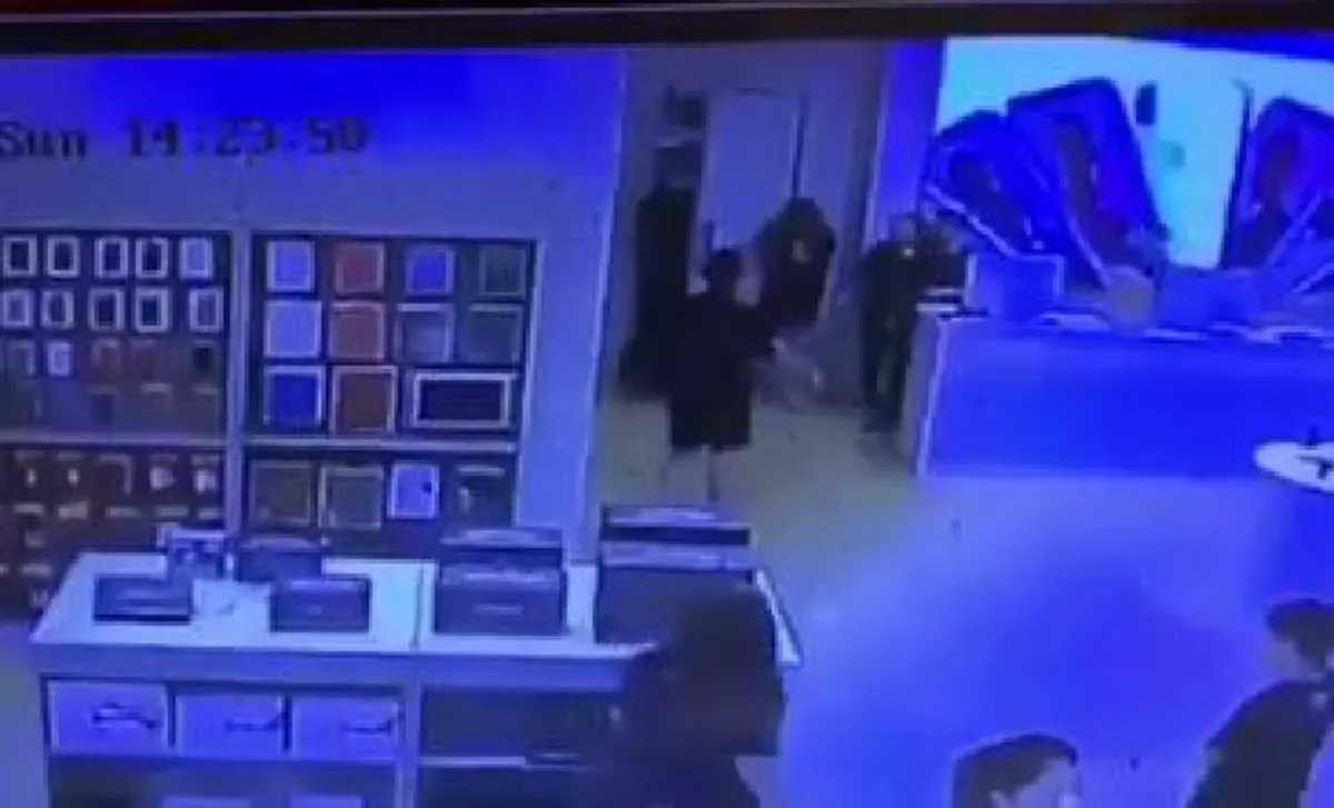 ขุดยันพ่อแม่! เพจดังเปิดอาชีพบุพการี "อาร์ม" หัวร้อนต่อยพนง.สาว ใหญ่โตไม่เบามีอำนาจทางกฎหมาย!