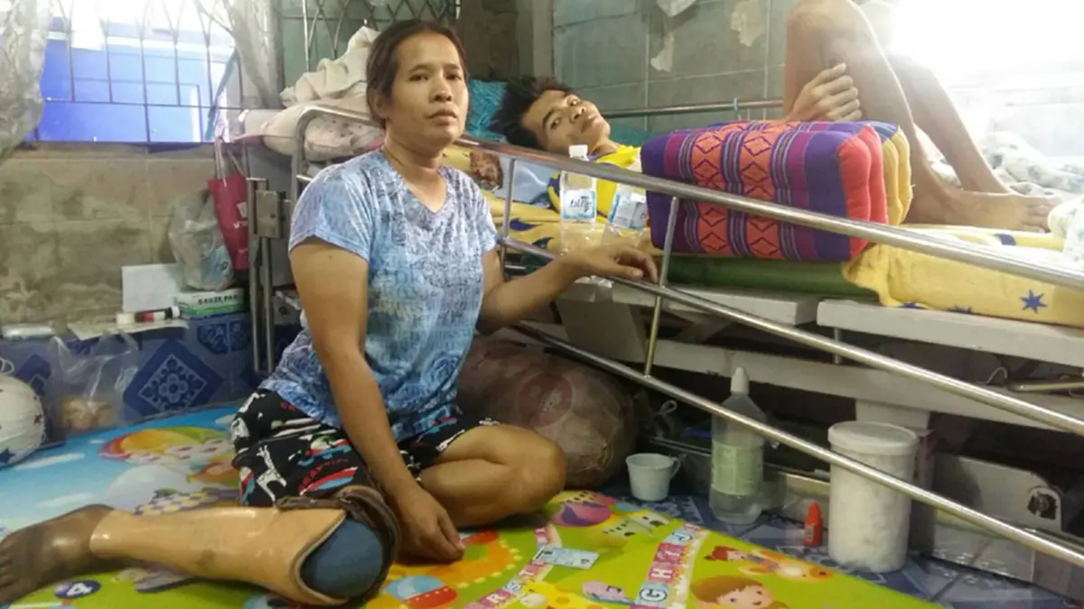 สาวขาขาดสู้ชีวิต ร้อยพวงมาลัยเลี้ยงลูก-สามีป่วยมะเร็งระยะสุดท้าย เผยปมชีวิตสุดเวทนาก่อนและหลังขาดขา 1คน สู้เพื่ออีกหลายชีวิตที่รอคอย (คลิป)