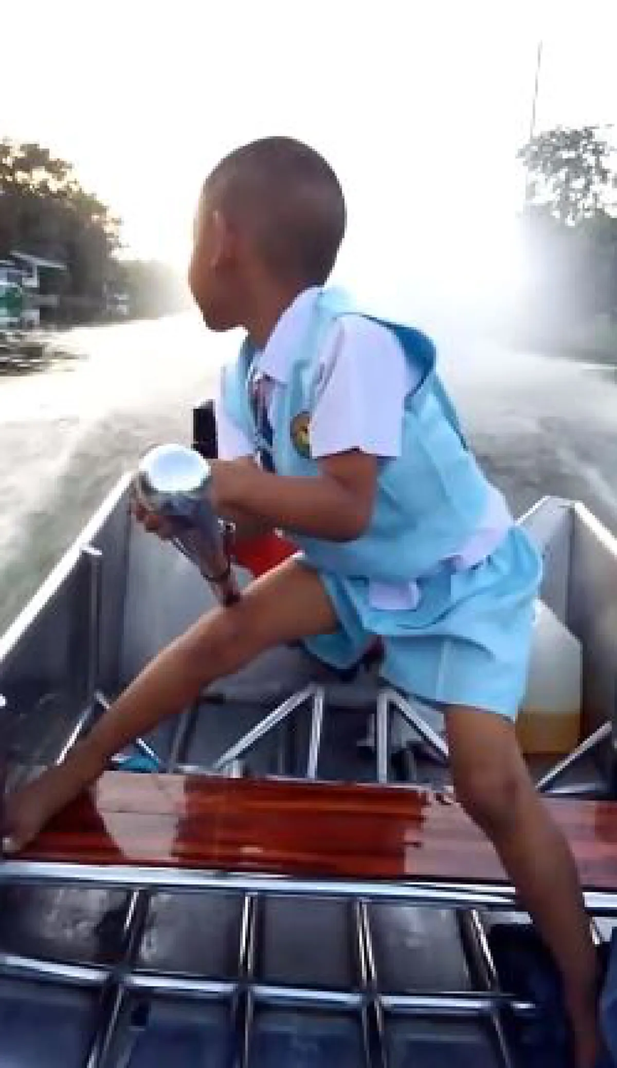 เจ้าหนู5ขวบโชว์ลีลาบังคับหางเสือสุดซิ่ง ขับเรือพุ่งฉิว สีหน้ามุ่งมั่น ถูกใจชาวโซเชียล! (คลิป)