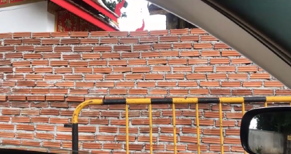 ยอมไม่ได้..ทำเกินไป!!ครูสอนภาษาอังกฤษโวยแหลกโดนตร.เชียงใหม่ซุ่มจับเมา พุ่งเเผงเหล็กสกัดรถล้มเจ็บตัว !?