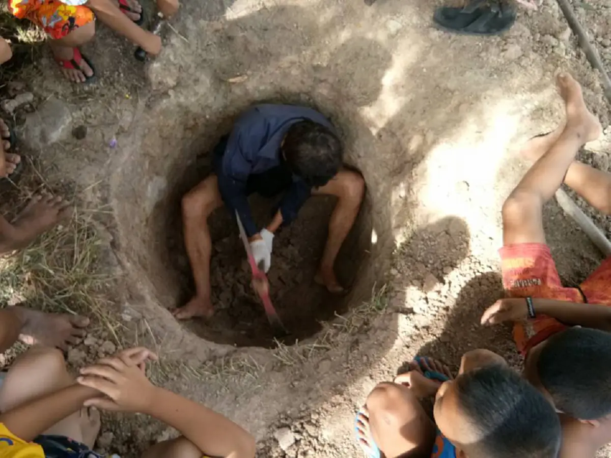 สูงสุดคืนสู่สามัญ!! อนุโมทนาบุญ...ดูแล้วอิ่มใจ  "เชษฐ์ สไมล์" อดีตมือกลองดังลุยจับจอบเสียม "ขุดดินสร้างส้วม" โรงทานแจกอาหารฟรีผู้ยากไร้ !?!