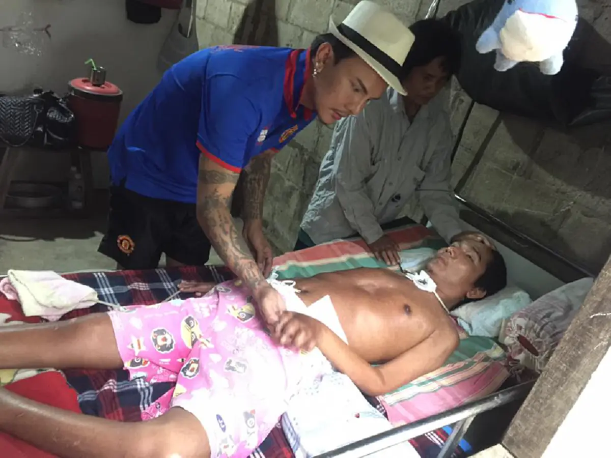 สะเทือนใจ!! ลูกชายพิการแม่ชรายากจน อาศัยกระท่อมบังแดดฝนต้องเดินไปขอข้าววัดให้ลูกชาย หลายครั้งกอดคอกันอด สุดรันทดเป็นลมหน้ามืดข้างหลุมถ่าน!!