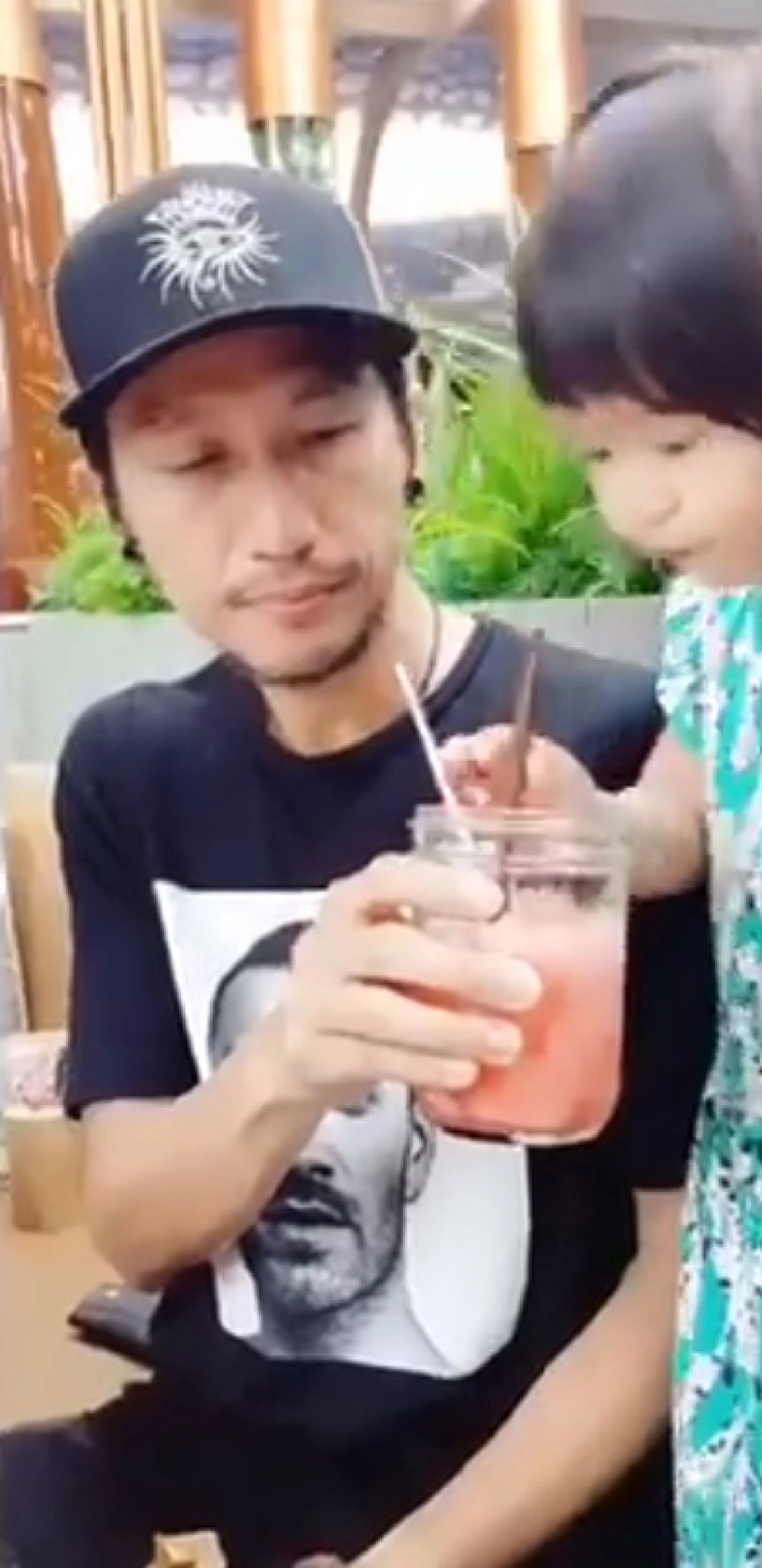 พี่เลี้ยงเด็กคนนี้ใจดี!! "ก้อย รัชวิน" โพสต์คลิปน่ารัก "ตูน บอดี้สแลม" เลี้ยงเด็กแบ่งน้ำแตงโมผลัดกันดูด กินไปกินมา อ้าว ไม่เหลือให้ลุงตูนเลย