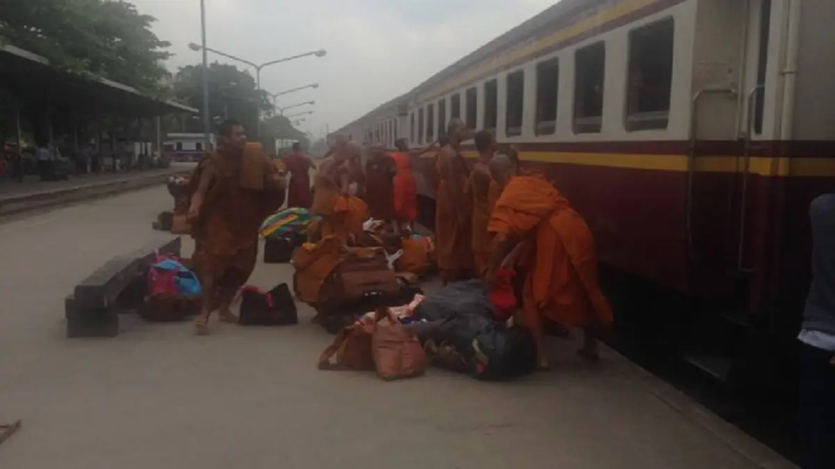 ยกมาทั้งขบวน!?? เจ้าหน้าที่ตั้งด่านกัด รถขนพระสงฆ์ประมาณ 100 รูป เหมารถไฟมาทั้งตู้ ดื่มสุราในขบวนรถ คาดมุ่งหน้าวัดพระธรรมกาย!!??(รายละเอียด)