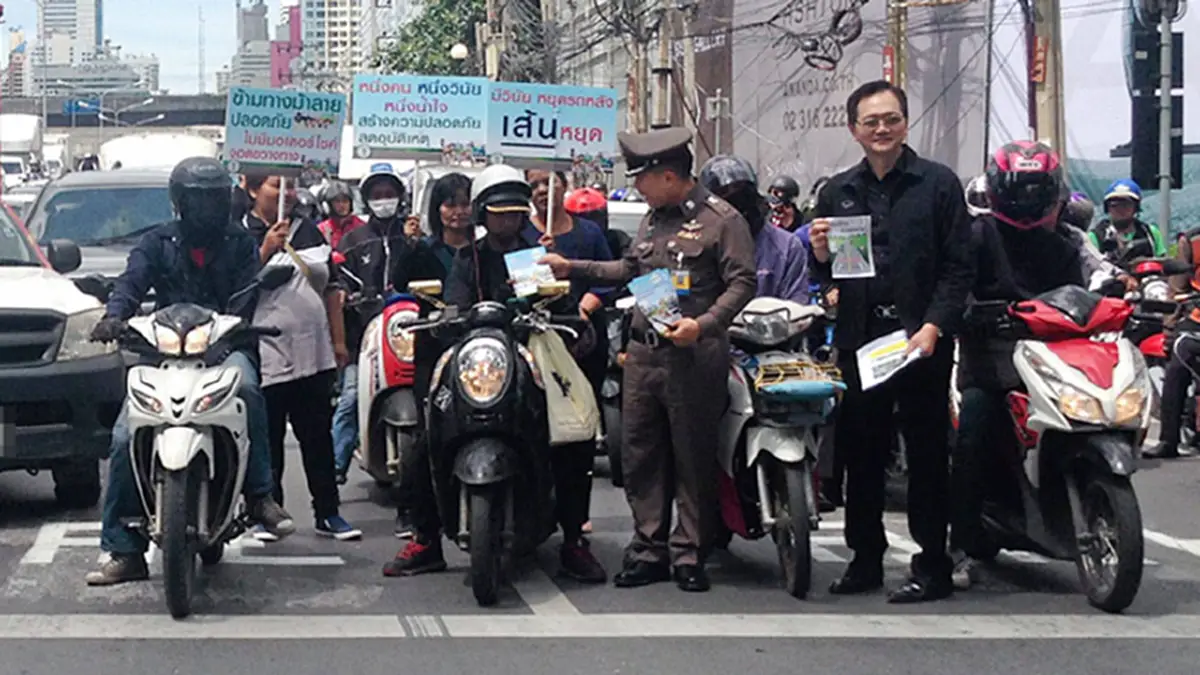 แชร์ให้รู้ไว้!!! คราวนี้ห้ามบ่นว่าไม่มีที่ให้จอด ชาว จยย.ระวังไว้ ทำช่องให้รอไฟแดง ห้ามล้ำเส้น ฝ่าฝืนปรับ 1000 บาท!!!(มีคลิป)