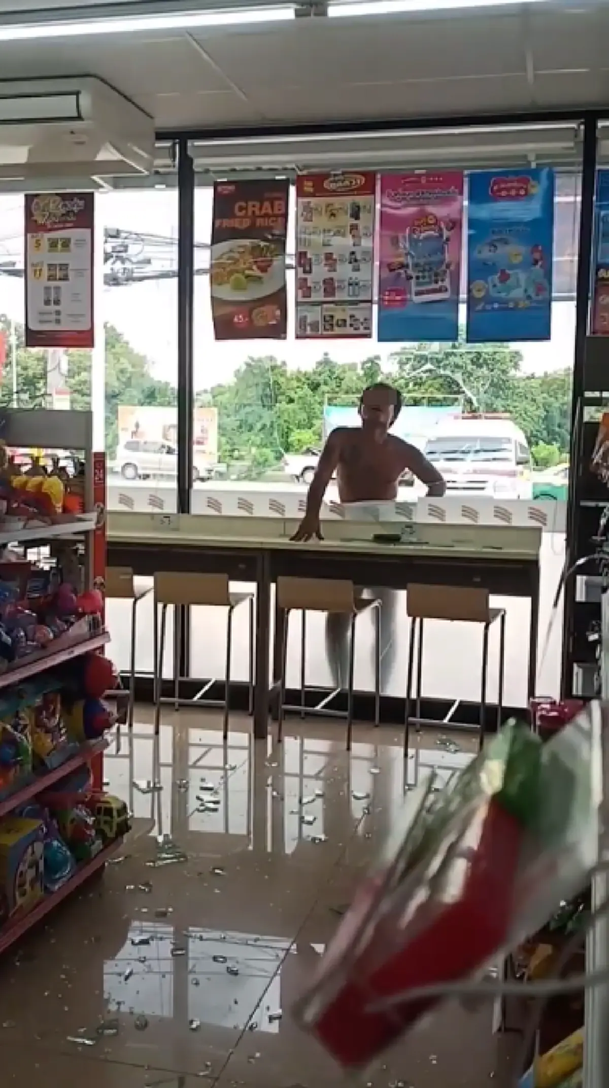 หนุ่มอ้างตัวเป็นเทพเจ้าธอร์ ถล่มร้านสะดวกซื้อยับ