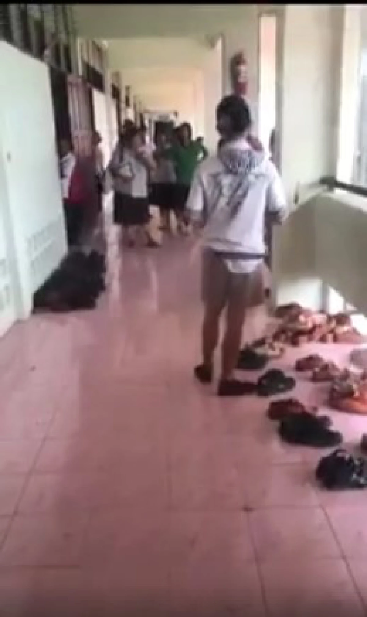 แชร์ไปให้ถึงกระทรวงศึกษาธิการ!!! นี่หรือแม่พิมพ์ของชาติ เอารองเท้าวางบนหัวเด็ก พร้อมสั่งกราบต่อหน้าเพื่อน...โซเชียลจวกยับจรรยาบรรณไม่มี!!!