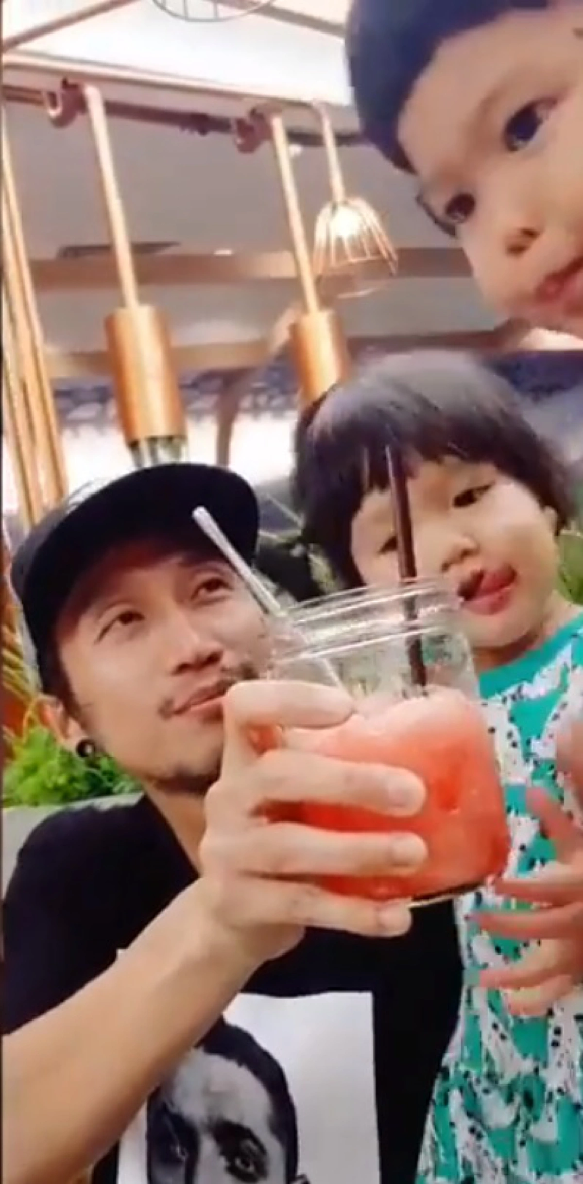 พี่เลี้ยงเด็กคนนี้ใจดี!! "ก้อย รัชวิน" โพสต์คลิปน่ารัก "ตูน บอดี้สแลม" เลี้ยงเด็กแบ่งน้ำแตงโมผลัดกันดูด กินไปกินมา อ้าว ไม่เหลือให้ลุงตูนเลย
