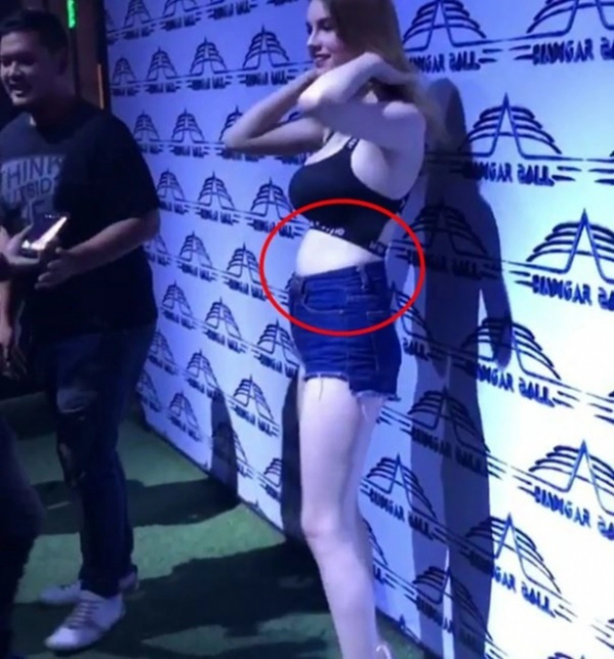 แฟนคลับช็อคตาแตก !! "เจสซี่ วาร์ด" เน็ตไอดอลคนดัง! เปลี่ยนไป๋? อ้วนลงพุง.. พุงป่องอย่างกับคนท้อง ?? (ชมภาพ)