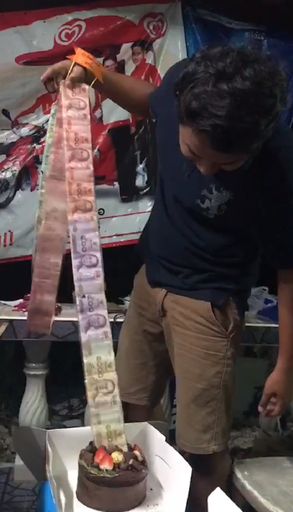 ยิ่งดึงยิ่งรวย !! รีวิวเค้กวันเกิดสุดครีเอท ก้อนนิดเดียวซ่อนมูลค่าน่าตื่นเต้น เซอร์ไพรส์นี้โดนใจทุกคนแน่ (คลิป)