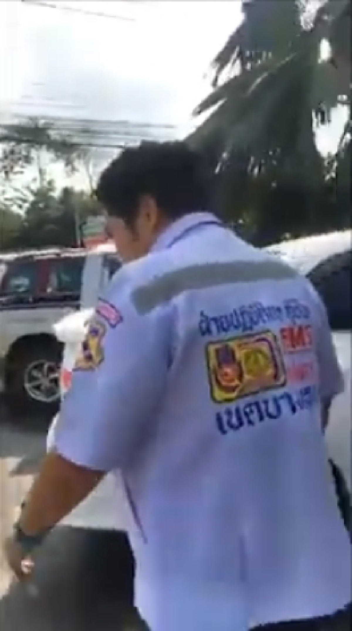 มึงซวยแล้ววันนี้มึงเจอกู!!! กู้ชีพหัวหมอลากคนเจ็บหนักมาไกลเพื่อหวังเงิน สุดท้ายเจอของจริงแฉสนั่นโรงพยาบาล หน้าถอดสี ไปไม่เป็น!!!(คลิป)