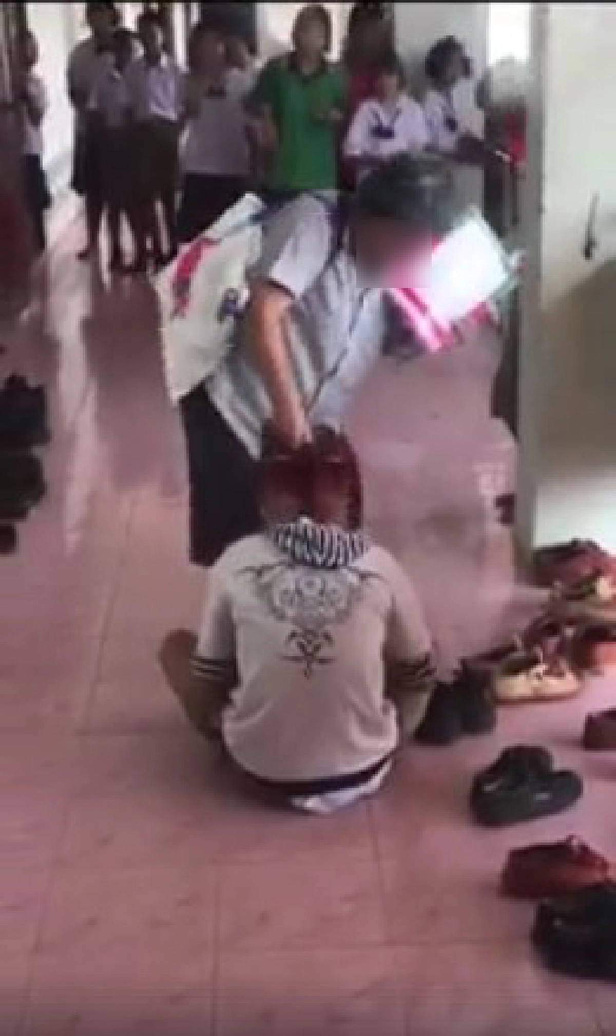 แชร์ไปให้ถึงกระทรวงศึกษาธิการ!!! นี่หรือแม่พิมพ์ของชาติ เอารองเท้าวางบนหัวเด็ก พร้อมสั่งกราบต่อหน้าเพื่อน...โซเชียลจวกยับจรรยาบรรณไม่มี!!!