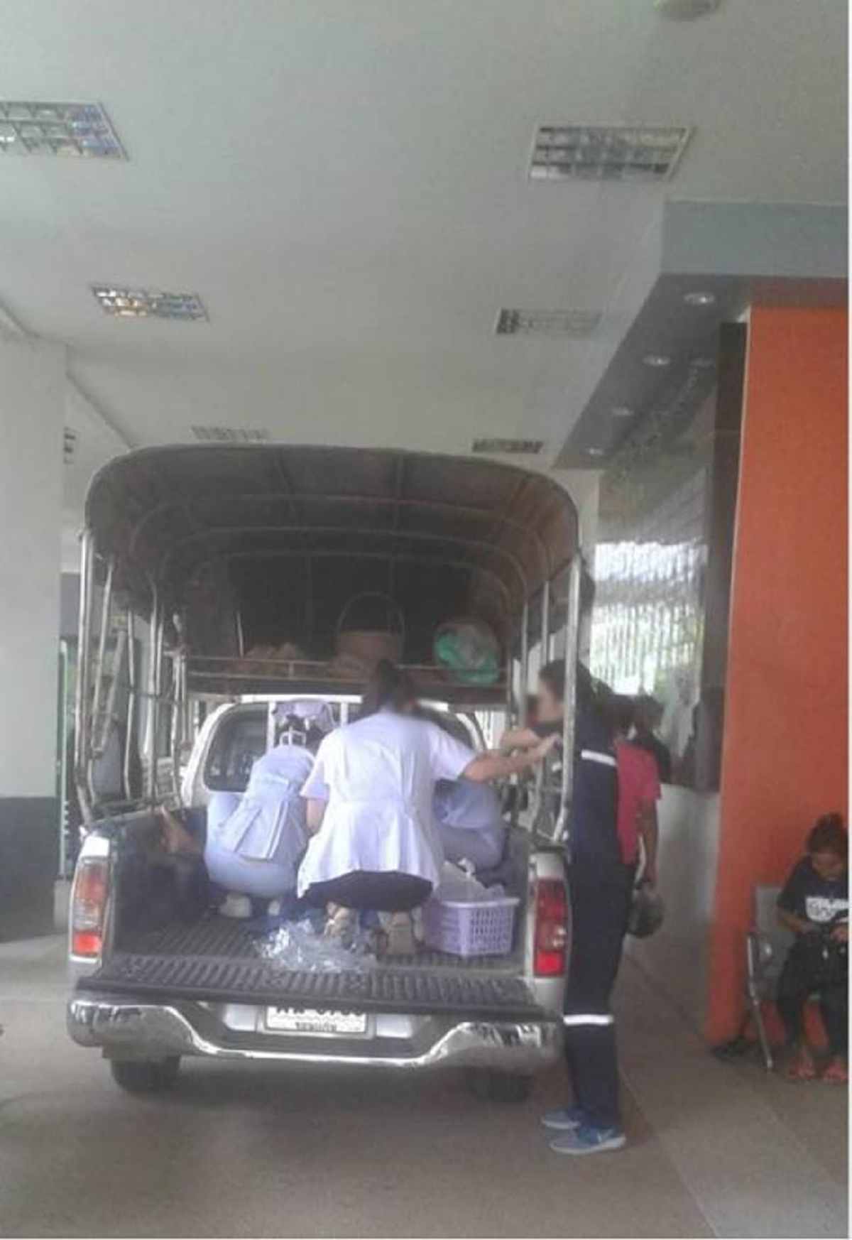 แห่ส่องท้ายกระบะ !! สาวท้องแก่นั่งกระบะไปโรงพยาบาล สุดอั้นคลอดบนรถ คอหวยตีเลขทะเบียนรถให้วุ่น เชื่อเป็นเลขเด็ด !!