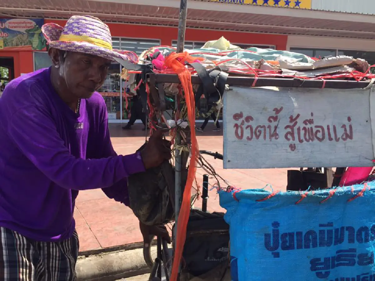 ผมอยากได้รถใหม่!!! ชีวิตนี้สู้เพื่อแม "ลุงแขก"แขนขาพิการ พูดไม่ชัด หลังประสบอุบัติเหตุ ต้องมาเก็บขยะขายหาเลี้ยงแม่วัย 82
