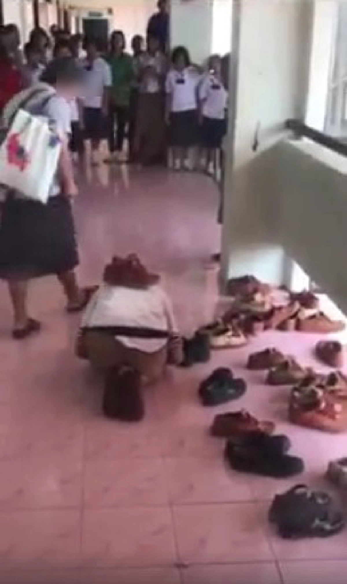 แชร์ไปให้ถึงกระทรวงศึกษาธิการ!!! นี่หรือแม่พิมพ์ของชาติ เอารองเท้าวางบนหัวเด็ก พร้อมสั่งกราบต่อหน้าเพื่อน...โซเชียลจวกยับจรรยาบรรณไม่มี!!!