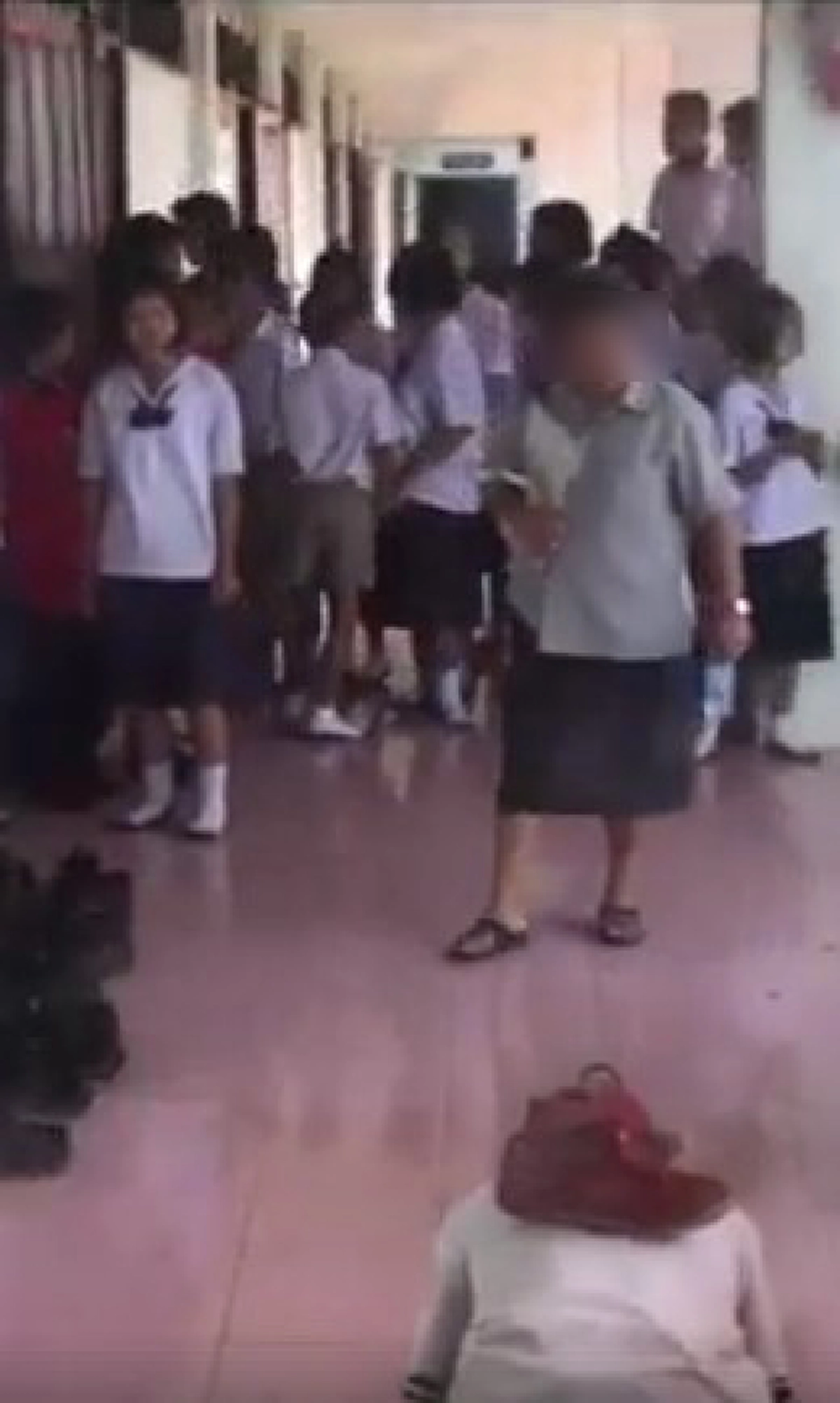 แชร์ไปให้ถึงกระทรวงศึกษาธิการ!!! นี่หรือแม่พิมพ์ของชาติ เอารองเท้าวางบนหัวเด็ก พร้อมสั่งกราบต่อหน้าเพื่อน...โซเชียลจวกยับจรรยาบรรณไม่มี!!!