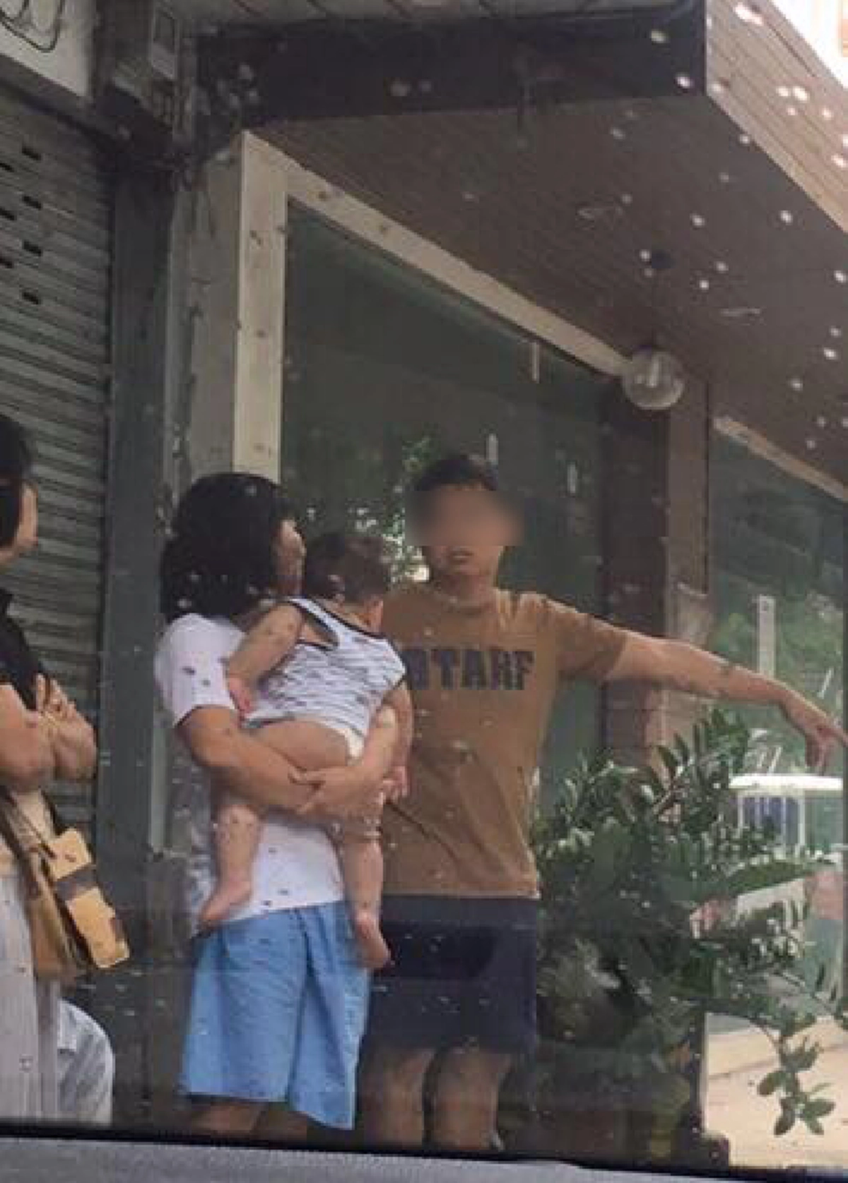 ใหญ่มาจากไหน!!! เปิดคลิปใหม่เห็นเต็มๆ"หนุ่มมียศ" ซัดลุงวัย 70 ไม่ยั้งกลางถนน หลังขับรถชนท้าย..บอกเลยโหดเกินไปแล้ว!!!(มีคลิป)