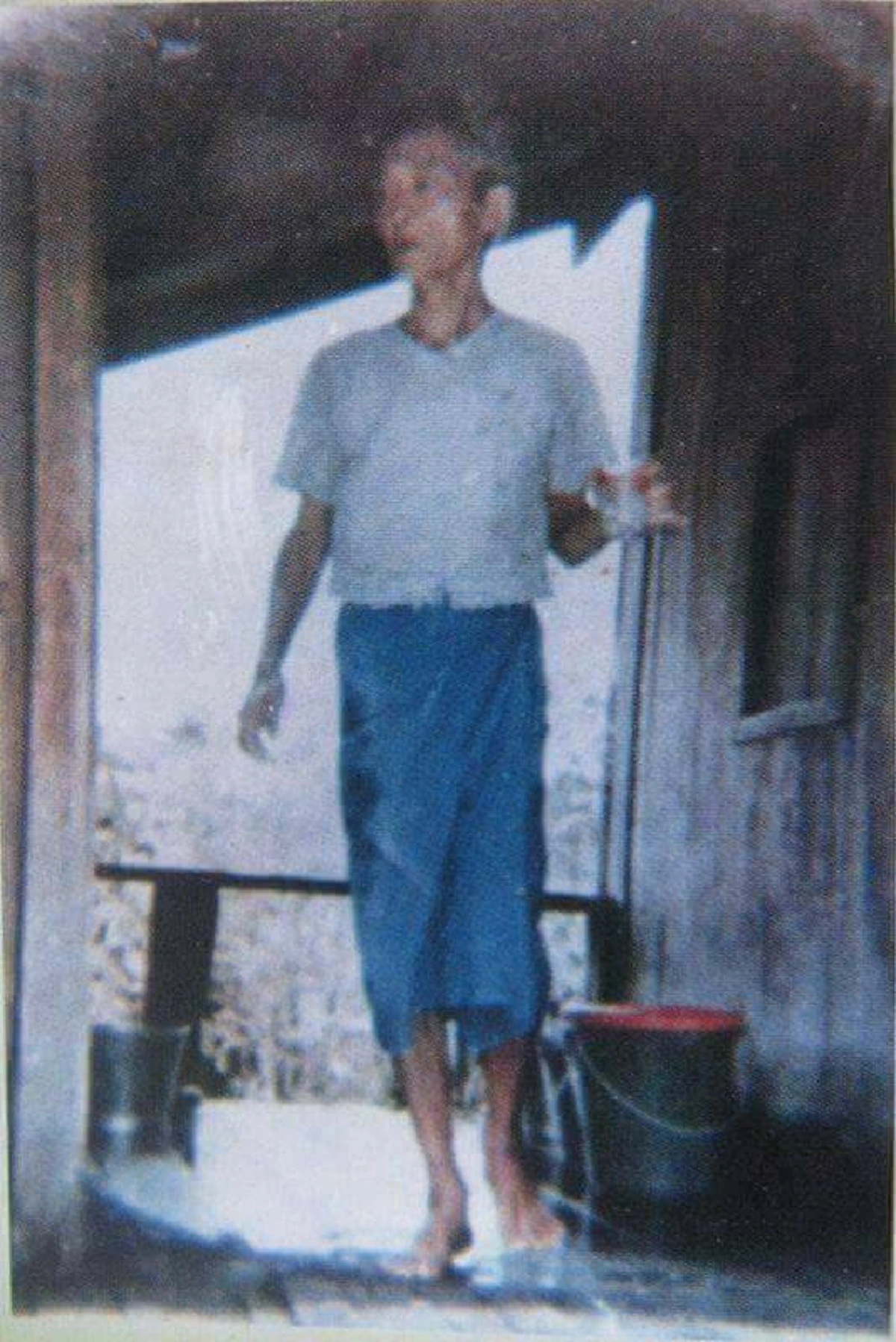 แต่งตัวแบบผู้หญิงไทใหญ่ นุ่งผ้าถุง ใส่เสื้อ ไว้ผมยาว ม้วนผม ทาแป้ง.."หลวงปู่ครูบาผ้าลาย วัดขุ่ม"ทำตัวประดุจคนบ้า ปริศนาธรรมล้ำลึก