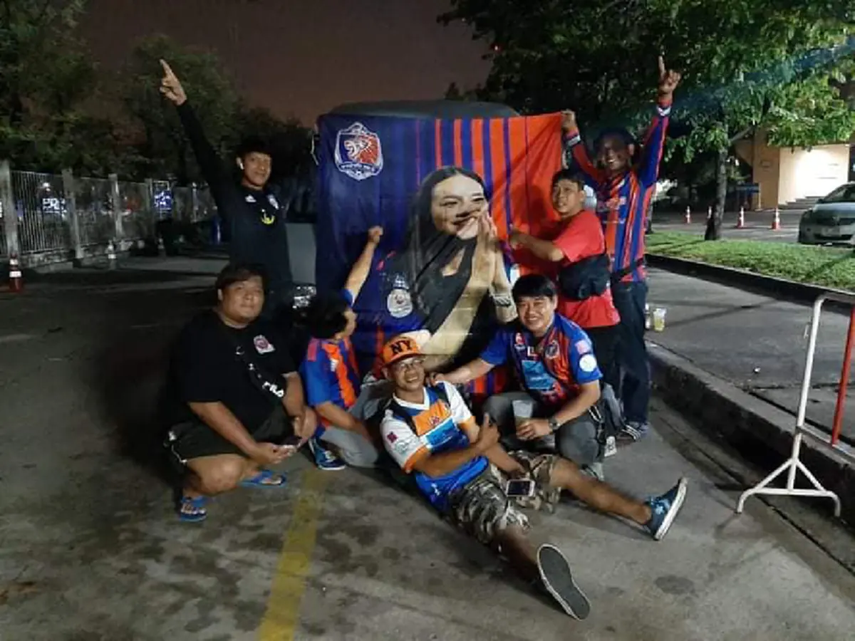 แฟนตัวยง การท่าเรือ เอฟซี ไลฟ์สดขณะเดินทางไปสนามกีฬากลางหนองบัวลำภู