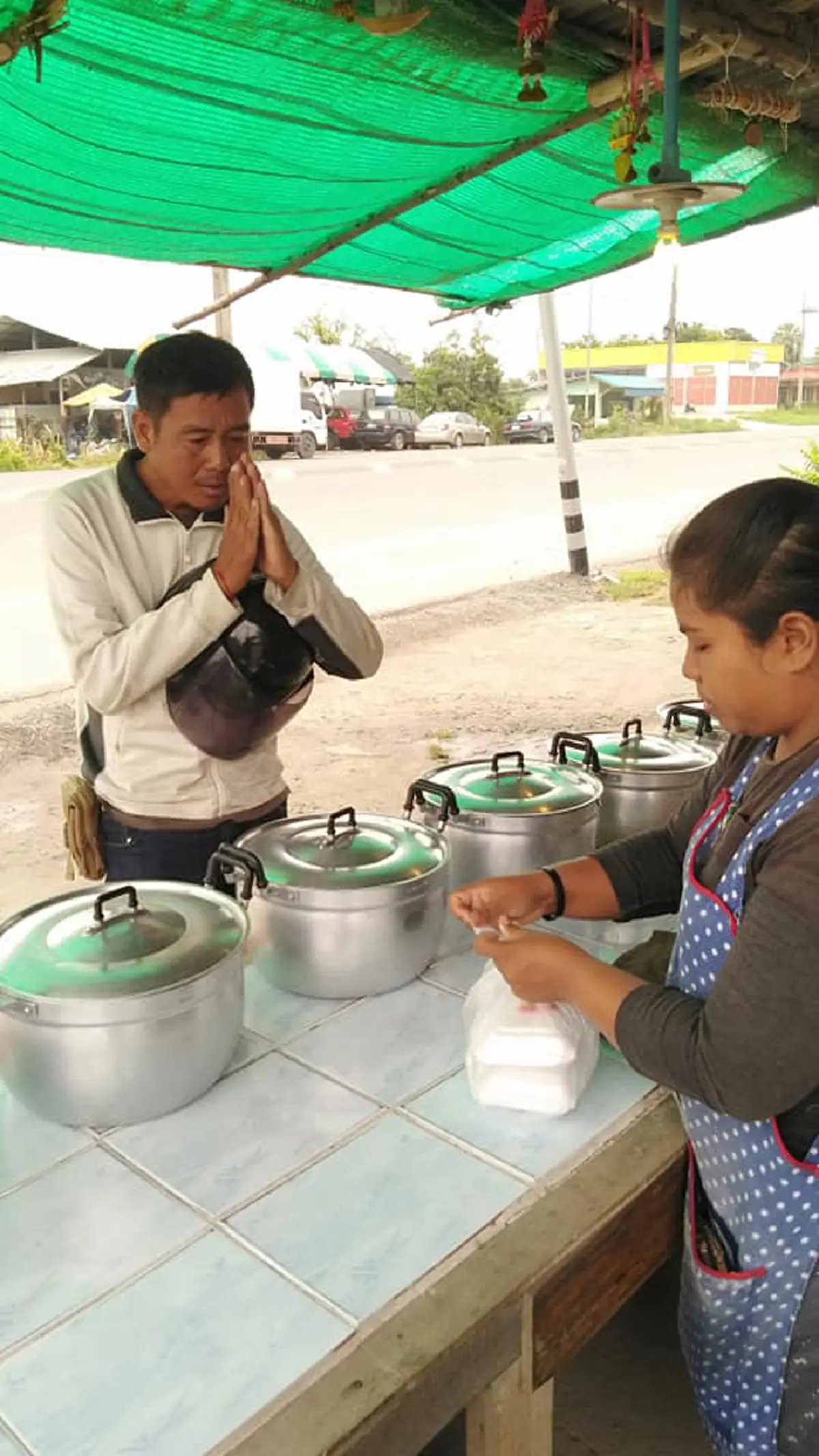 ป้าน้ำใจงามให้หนุ่มคนงานกินข้าวฟรี หลังถูกโกงค่าแรง