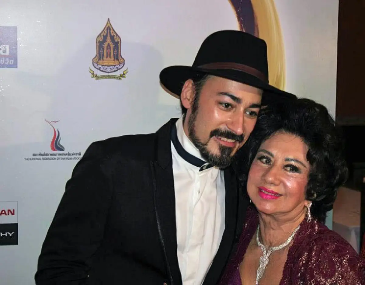 น้อยคนที่จะรู้ !! เปิดภาพสาวไทยคนแรกที่ไป "ประกวดมิสยูนิเวิร์ส" คนที่เราคุ้นหน้าคุ้นตากันดี !?