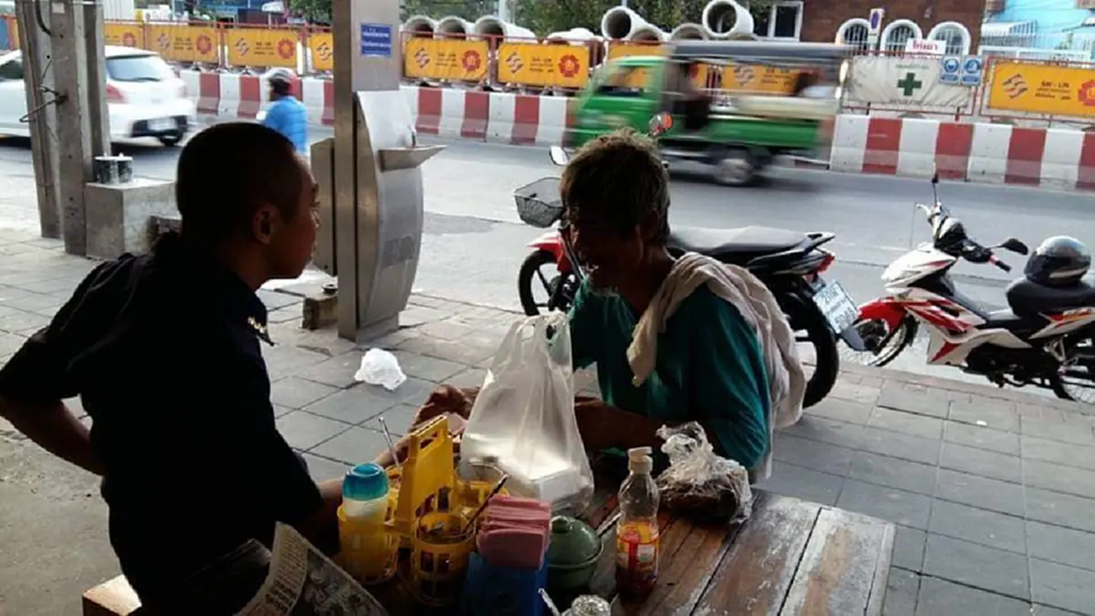 ลุงวัย62 มาหางานทำที่กรุงเทพ ซ้ำถูกขโมยเงิน โชคดีได้หนุ่มกู้ภัยช่วย