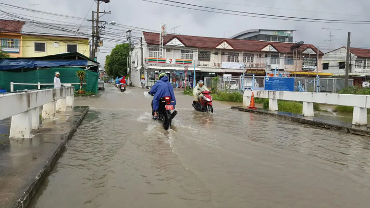ผวจ.ประจวบฯสั่งเร่งระบายน้ำในพื้นที่หัวหินหลังจากมีฝนตกหนักต่อเนื่อง