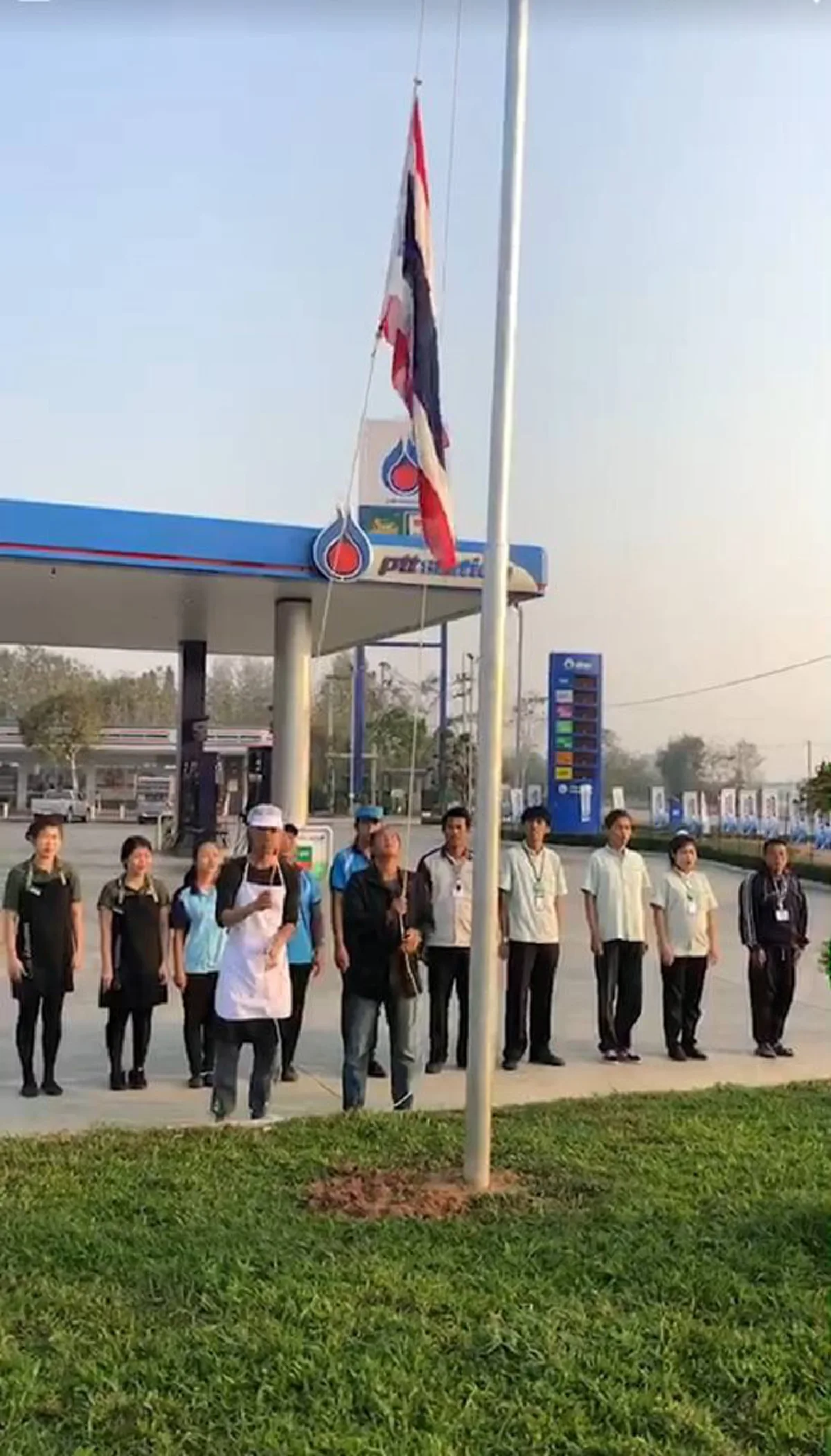 พนักงานปั้ม รวมใจกัน ทำกิจกรรมเพื่อชาติทุกๆ ​8​โมงเช้า (คลิป)