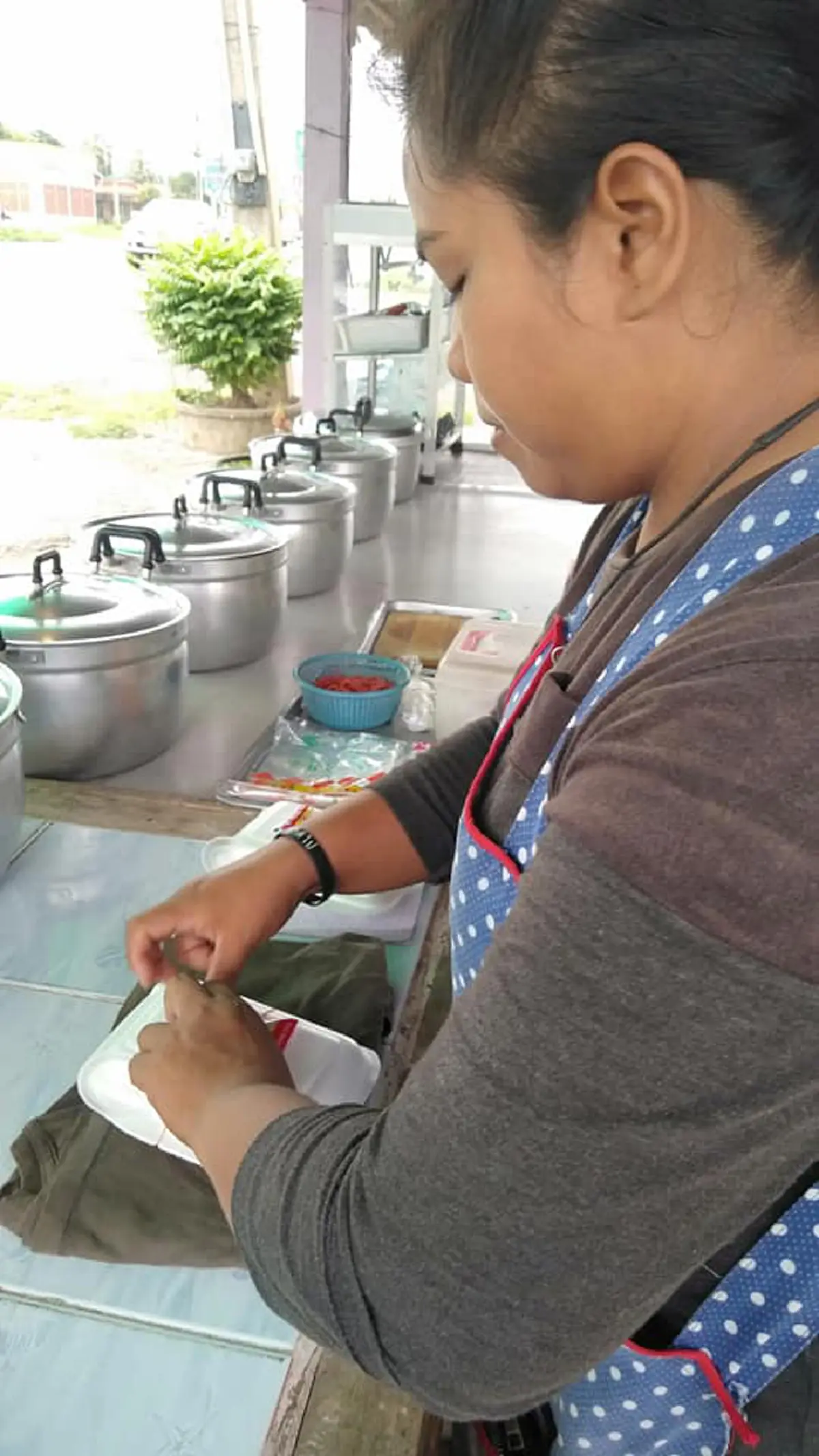 ป้าน้ำใจงามให้หนุ่มคนงานกินข้าวฟรี หลังถูกโกงค่าแรง