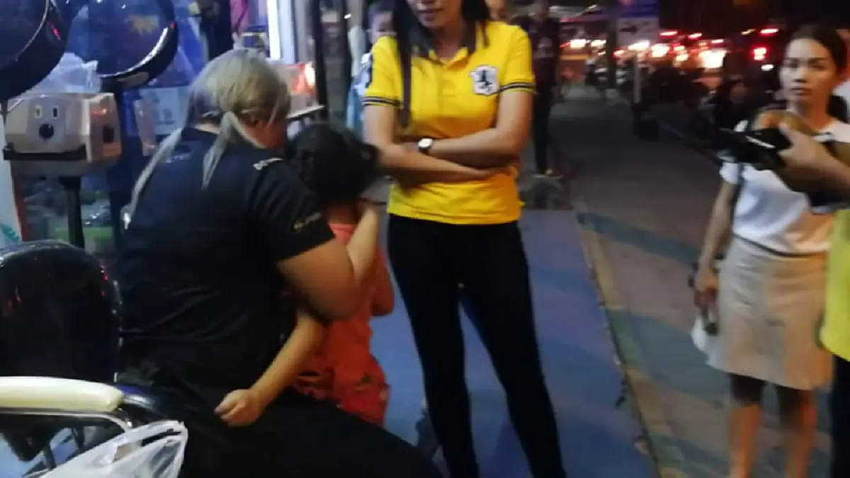 สาวบุรีรัมย์ เเจ้งความ ลูกสาว5ขวบ ถูกลักพาตัว ผ่านไป1ชม. ลูกวิ่งกลับมาเอง โผกอดเเม่ทั้งน้ำตา