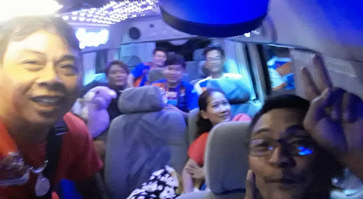 แฟนตัวยง การท่าเรือ เอฟซี ไลฟ์สดขณะเดินทางไปสนามกีฬากลางหนองบัวลำภู