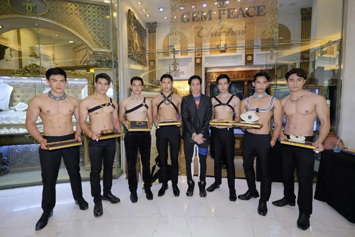 กรี๊ดสนั่นลั่นงาน!!! ไฮโซพันล้าน "คุณชูชัย" เปิดตัว "เจมส์บอนส์ทั้ง 7" ด้วยเซตแฟชั่นเพชรสุดยิ่งใหญ่ ตระการตาดาวล้านดวง!!! (ชมคลิป)