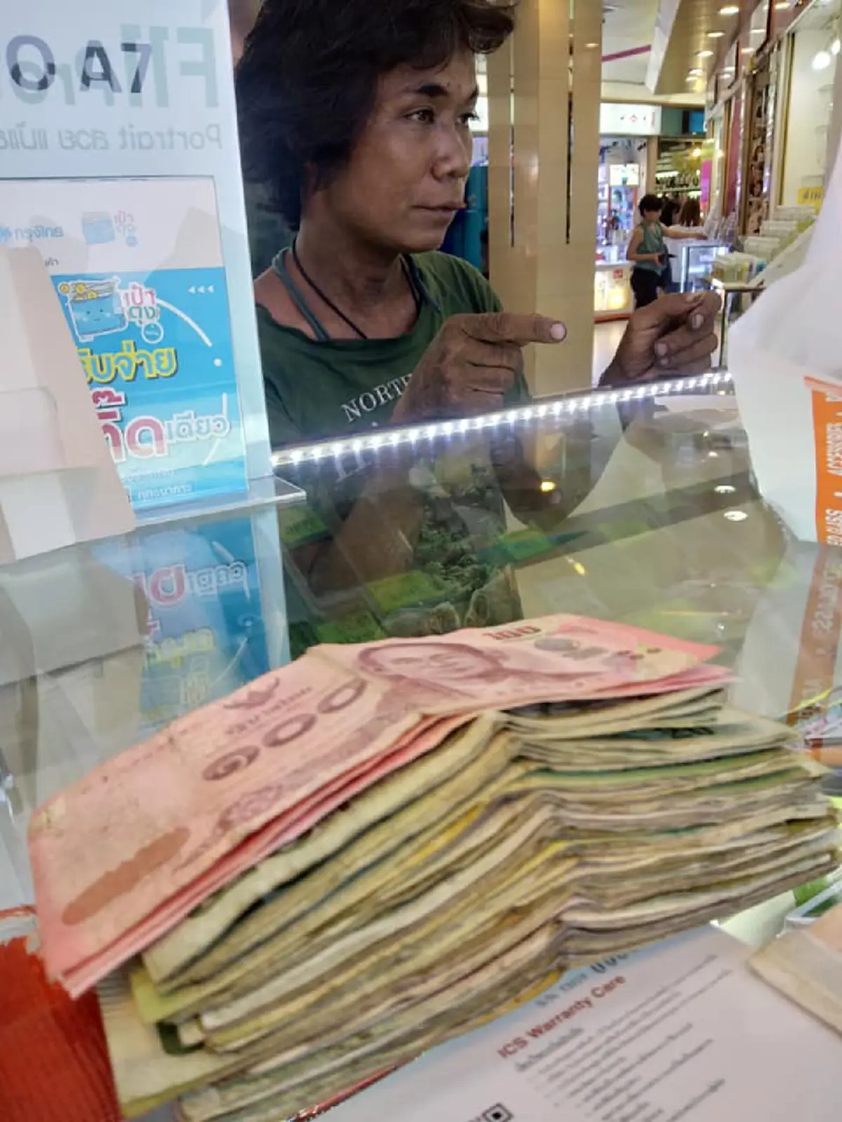 หนุ่มแต่งตัวมอซอเดินเข้าร้านโทรศัพท์ ควักเงินออกมาบอกรุ่นมือถือ