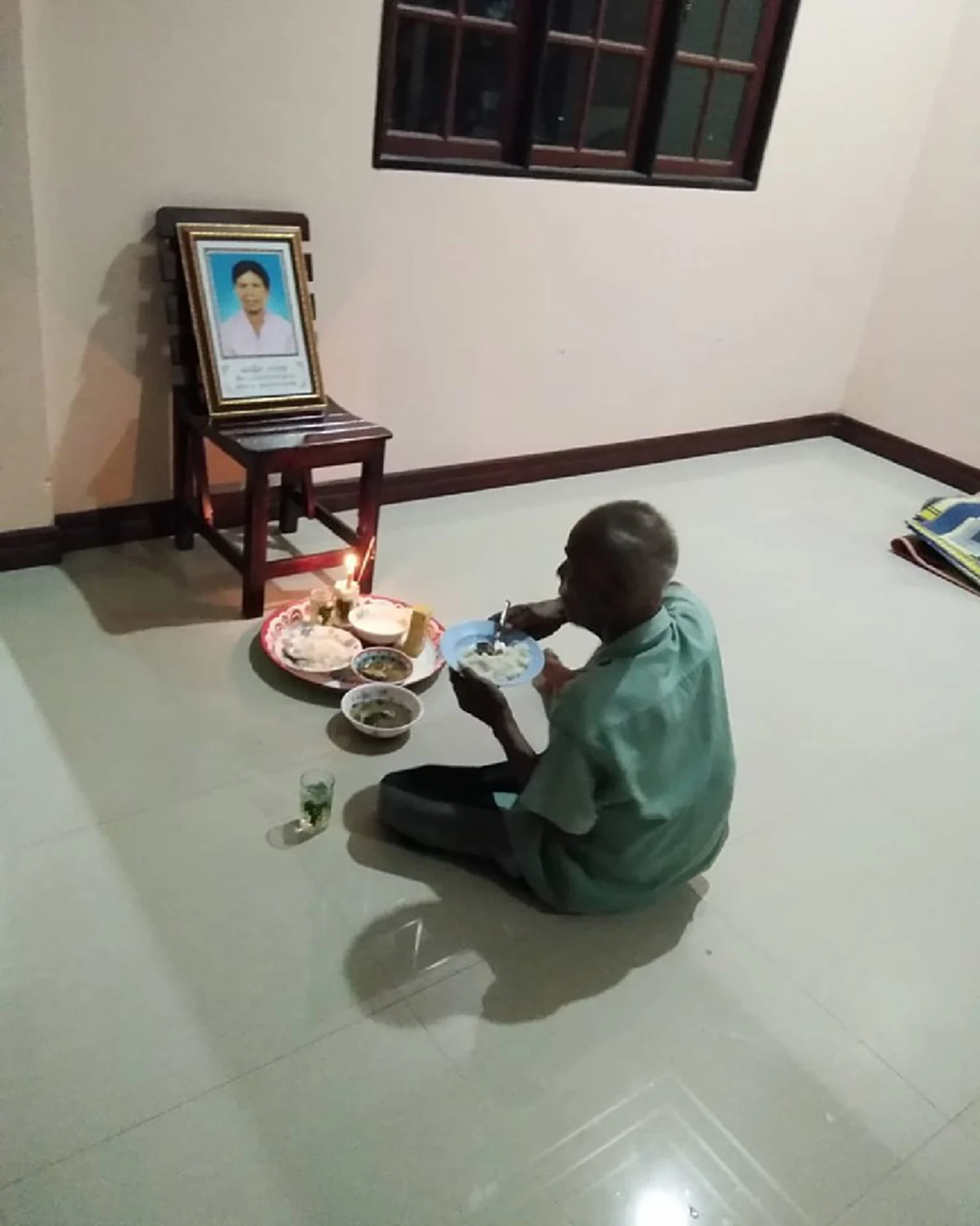 คุณตานั่งกินข้าวหน้ารูปยายจากไปสงบ เข้าใจเลยคำว่ารักแท้มีอยู่จริง