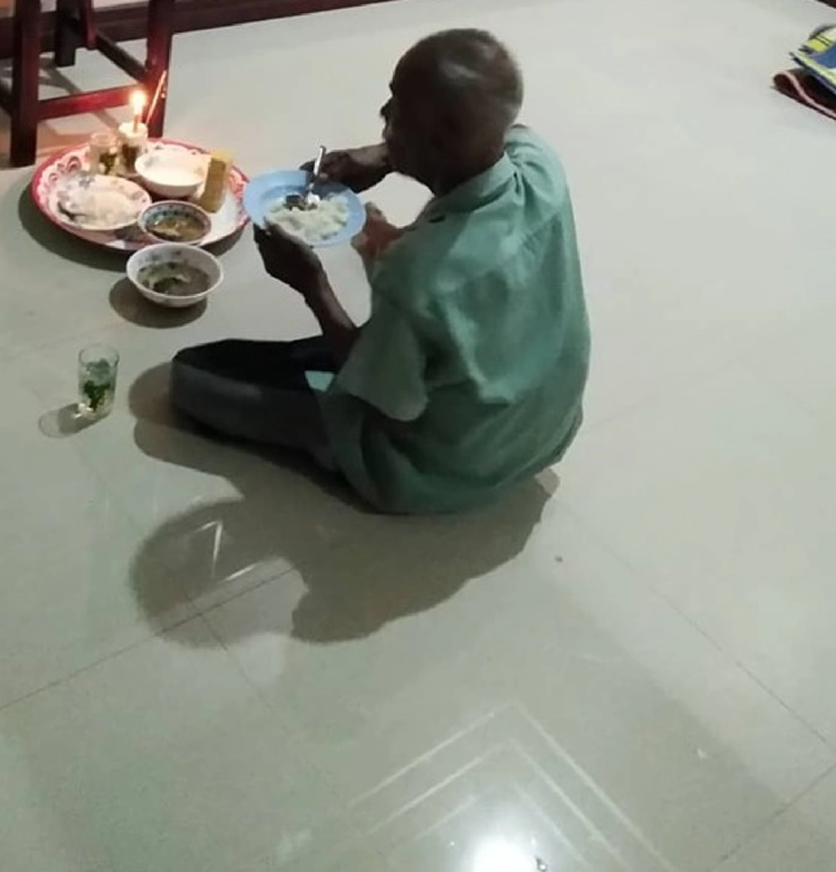 คุณตานั่งกินข้าวหน้ารูปยายจากไปสงบ เข้าใจเลยคำว่ารักแท้มีอยู่จริง