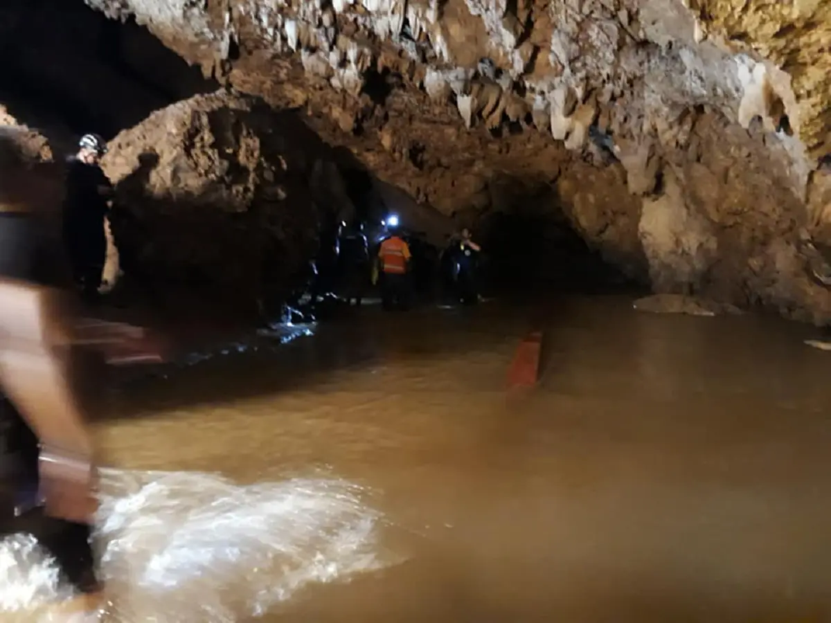 ไชโย ไชโย!! จนท. ฉลอง หลังเหน็ดเหนื่อยจากภารกิจ ค้นหา "13 หมูป่า" ปลื้มยิ้มแก้มปริ พร้อมลุยภารกิจพากลับออกจากถ้ำต่อไป