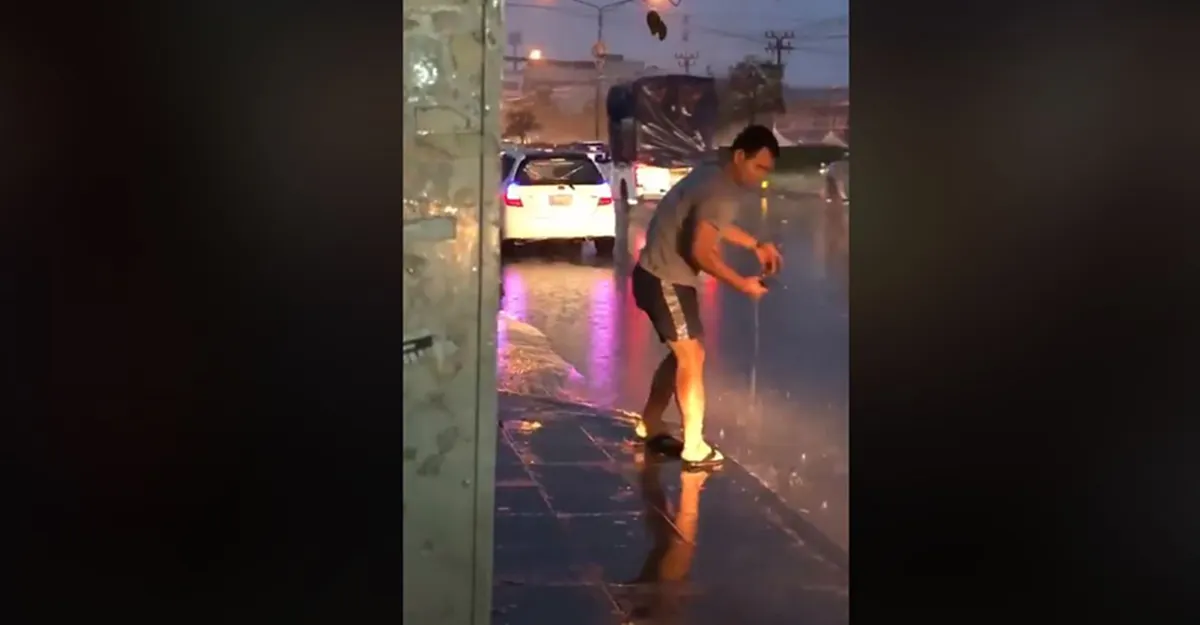 คนดีต้องชื่นชม!! "หญิงสาว"ยืนรอรถเมล์ ฝนตกหนัก!!น้ำท่วมขัง...เหลือบไปเห็น"ชายหนุ่ม"ลงจากรถ พร้อมวีรกรรมอันน่ายกย่อง?!ใจพี่เขาหล่อมาก!!(คลิป)