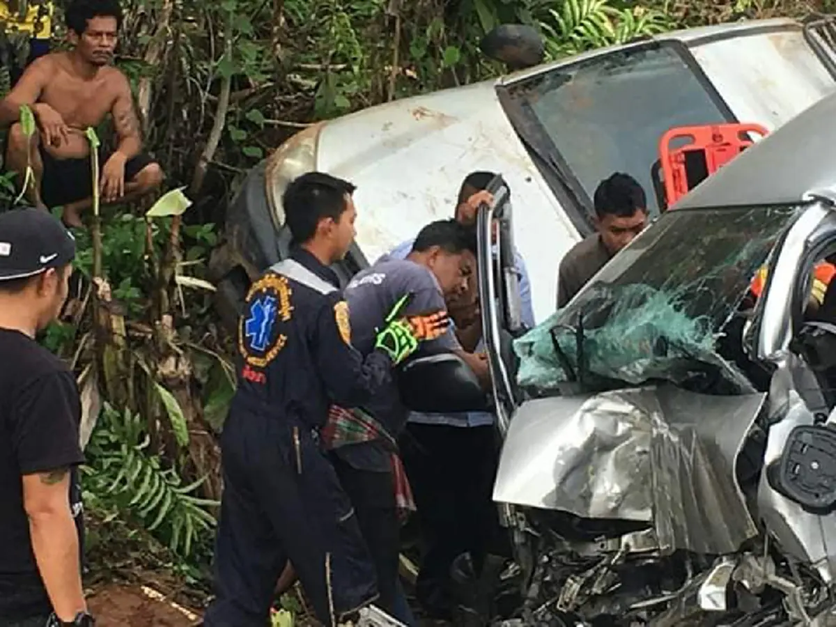 รถตู้ทีมงานวงโปเตโต้ ประสบอุบัติเหตุชนท้ายรถกระบะบรรทุกปาล์ม