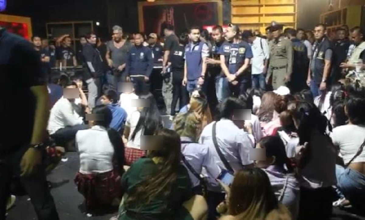 บุกผับทลายปาร์ตี้ชุดนักเรียน ตรวจปัสสาวะม่วงเกิน100คน (คลิป)