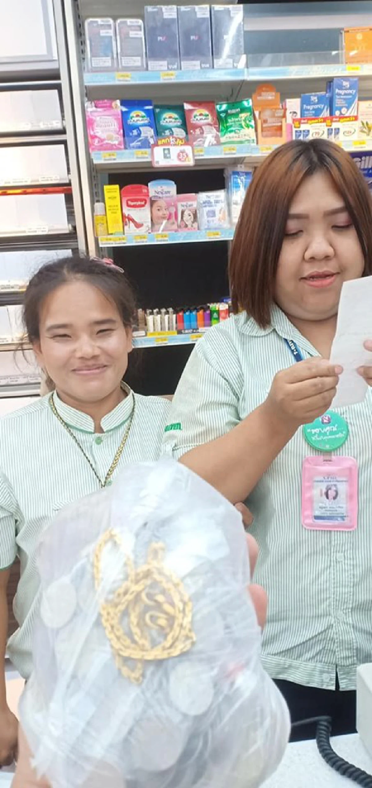 2สาวร้านสะดวกซื้อ เก็บสร้อยทองหนัก 3 บาท ส่งคืนเจ้าของ