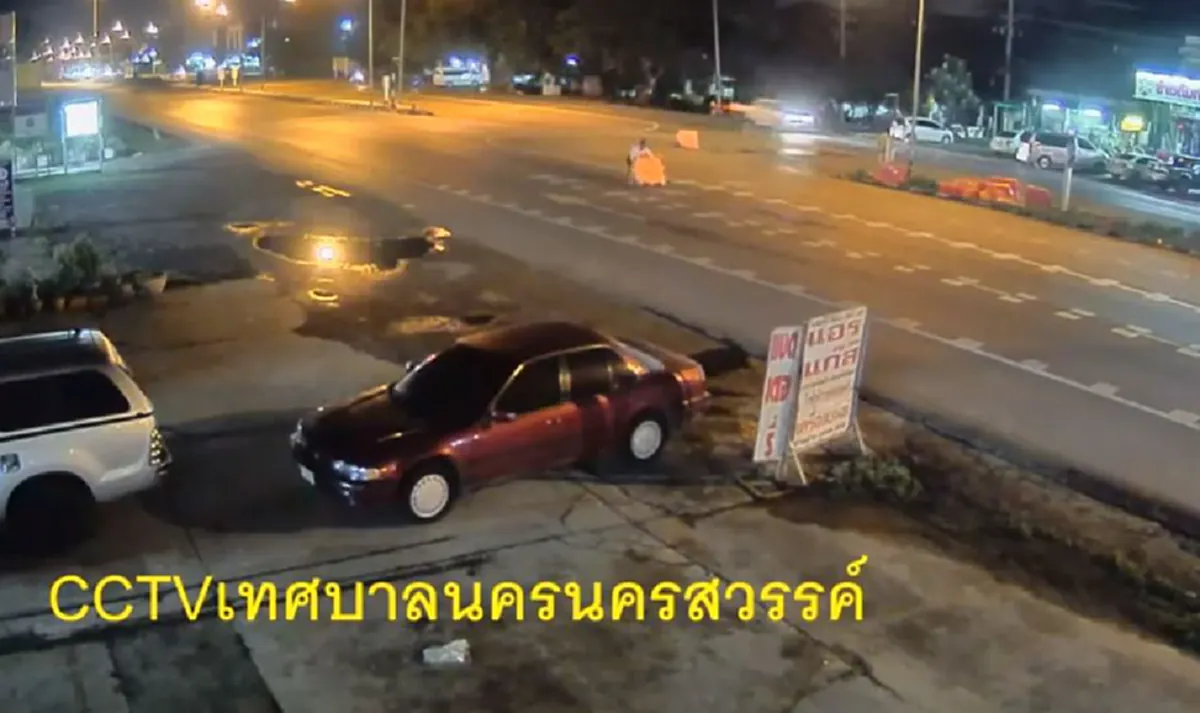 ทำซ้ำไปซ้ำมา\"โจ๋นครสวรรค์\"ลากเเบริเออร์มาขวางถนนให้รถชน ยืนมองผลงานตัวเอง(คลิป)