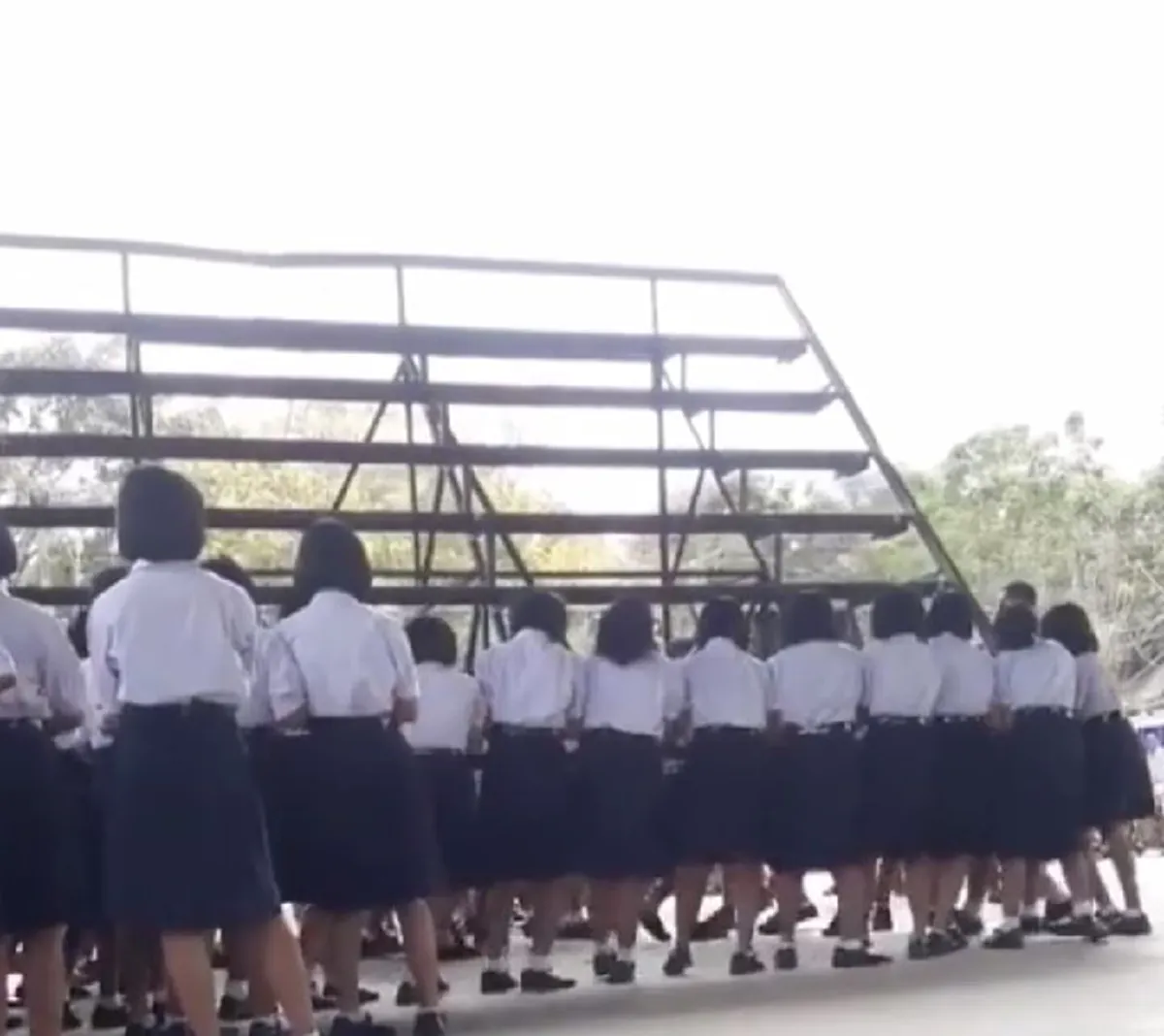 หญิงไทยยุคใหม่ สวยเเกร่ง นักเรียนหญิงสุดสตรอง รวมพลังยก"สเเตนด์เชียร์" ผู้ชายยืนมองให้กำลังใจ!! นึกถึงตอนสมัยเรียนขึ้นมาทันที (คลิป)