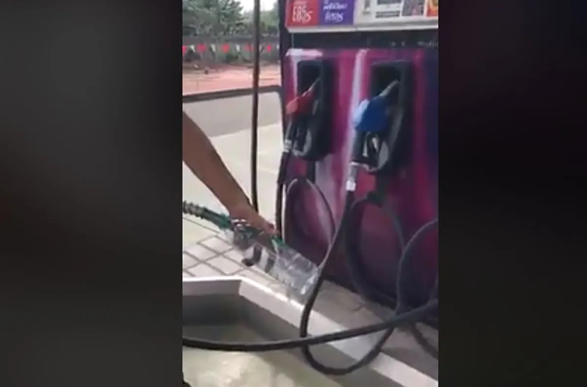 ใสเเจ๋วเลย  โดนกันถ้วนหน้า "ปั๊ม"ในตำนาน เติมน้ำมันE20 ดันได้น้ำเปล่า?? ทำ"รถพัง"เสียหาย ต้องลากไปเข้าศูนย์ 7คัน!! (คลิป)